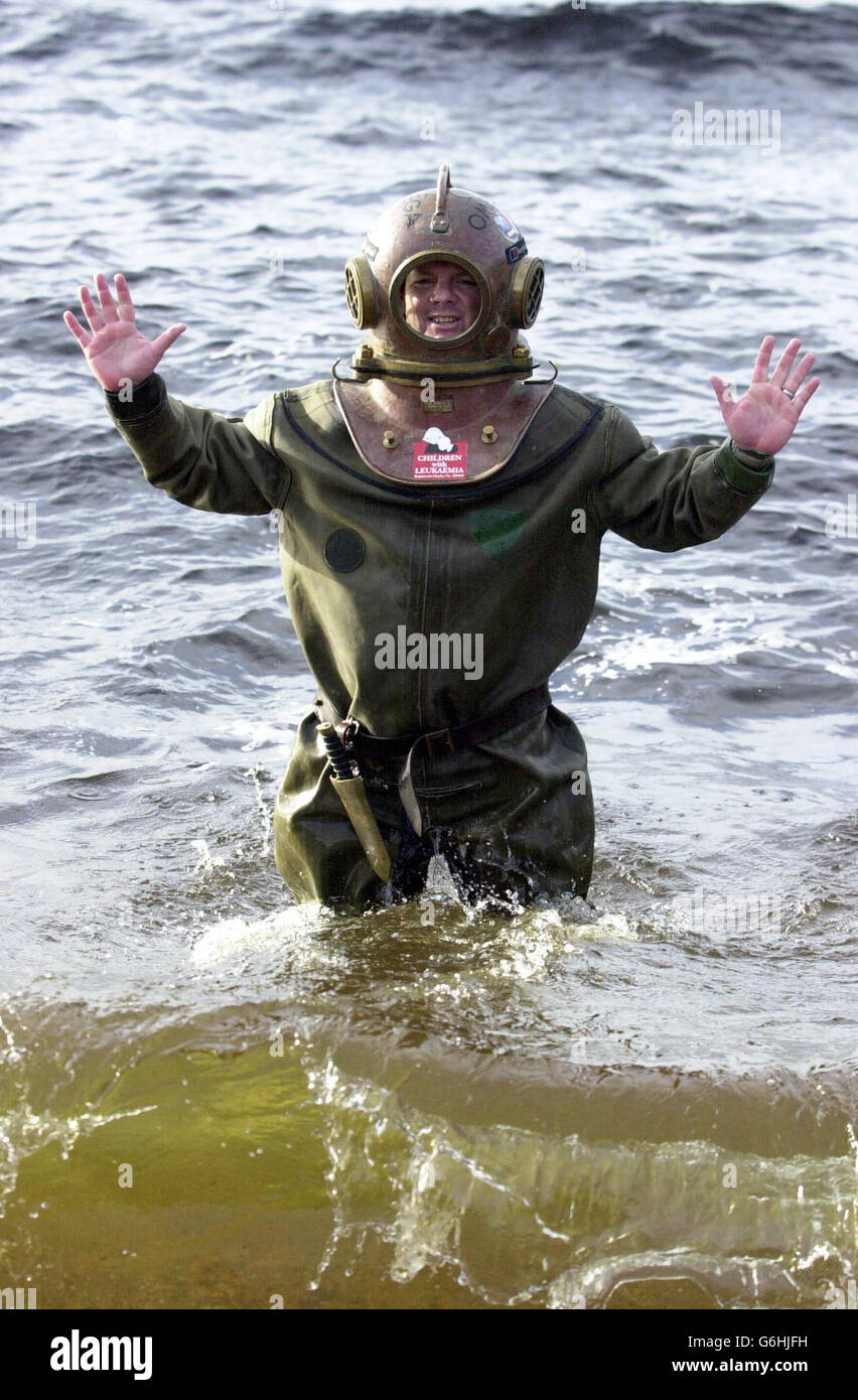 Charity-Walker Lloyd Scott feiert Loch Ness nach dem Abschluss des letzten Teils seines Unterwasser-Marathons. Scott hat in den vergangenen zwei Wochen einen 26 Meilen langen Abschnitt des trüben Highland loch durchforst. Aber die Herausforderung war nicht ohne ihre Probleme. In der vergangenen Woche fiel der 41-Jährige unter Wasser von einem 15 Meter hohen Vorsprung, wobei er sich dabei die Schulter verletzte, beschloss aber, am nächsten Tag seine Herausforderung zu bewältigen. Der ehemalige Feuerwehrmann und Profi-Fußballspieler verbrachte mehr als einen Monat damit, sich für das Angebot als Taucher zu qualifizieren, um Geld für die Wohltätigkeitsorganisation Kinder mit Leukämie zu sammeln. Stockfoto