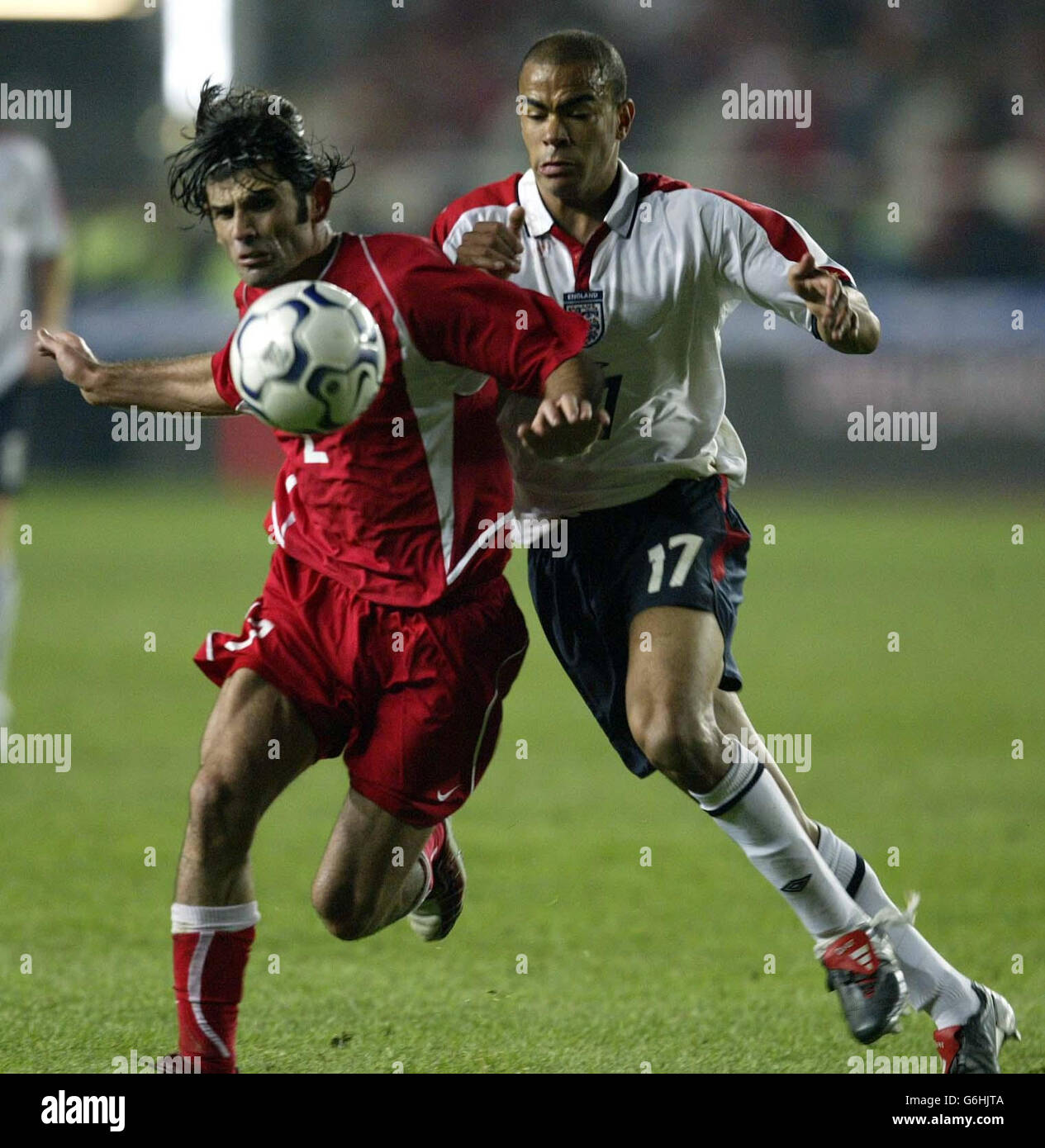 Der englische Kieron Dyer (R) kämpft beim Qualifikationsspiel der Europameisterschaft im Sukrun Saracoglu-Stadion in Istanbul, Türkei, im Unentschieden 0-0 gegen den türkischen Bulent Uzulmez. Stockfoto