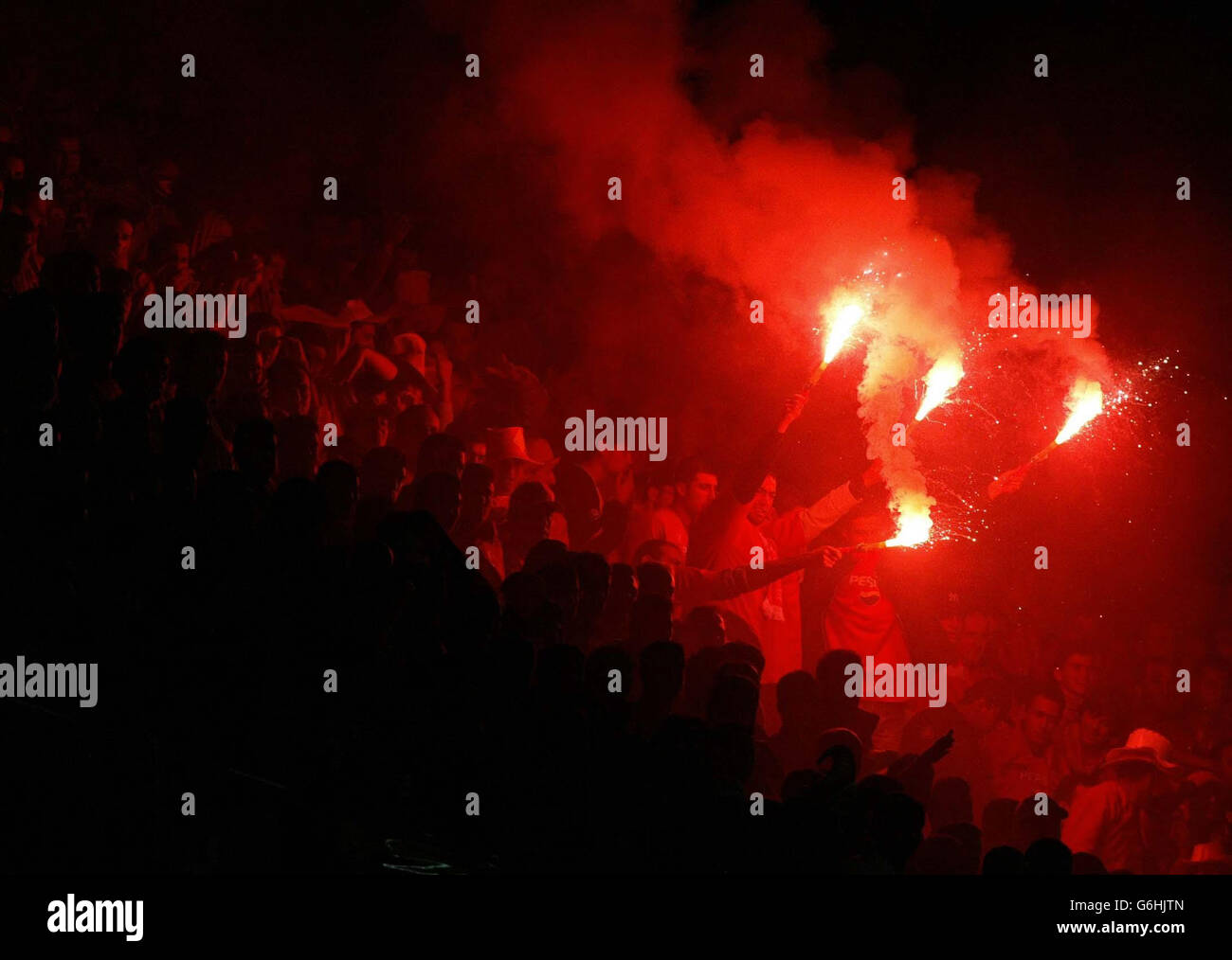 Die Türkei-Fans zünden Fackeln in der Menge an, nachdem David Beckham beim Qualifikationsspiel der Europameisterschaft im Sukruu Saracoglu-Stadion in Istanbul, Türkei, die Strafe verpasst hatte. Stockfoto