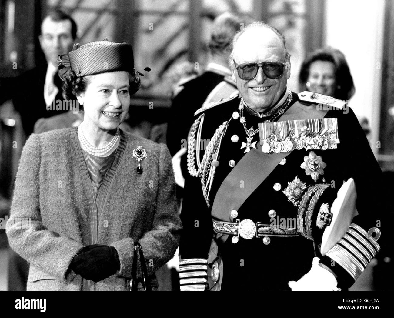 Die Königin begrüßt ihren 84-jährigen Cousin, König Olav von Norwegen, zu Beginn seines viertägigen Staatsbesuchs heute im Schloss Windsor. Stockfoto