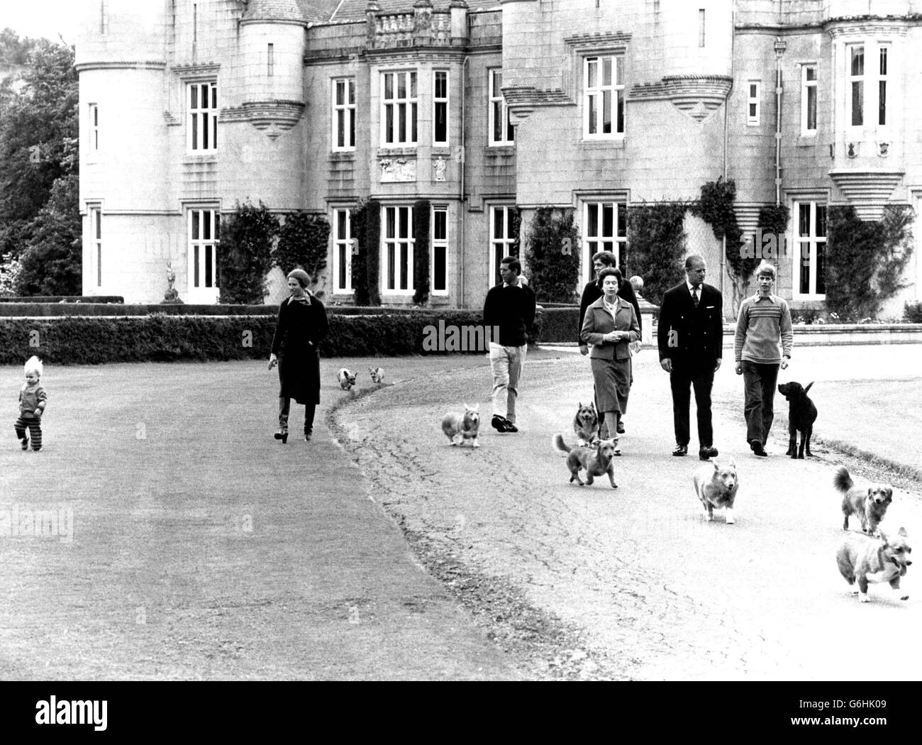 Die Queen und der Duke of Edinburgh feiern ihren 32. Hochzeitstag. Auf diesem Bild werden sie mit ihren Kindern und Enkelkindern in ihrem schottischen Zuhause, Balmoral Castle, gezeigt. (Von links nach rechts), Meister Peter Phillips, seine Mutter, Prinzessin Anne, der Prinz von Wales, Prinz Andrew und Prinz Edward (rechts). Stockfoto