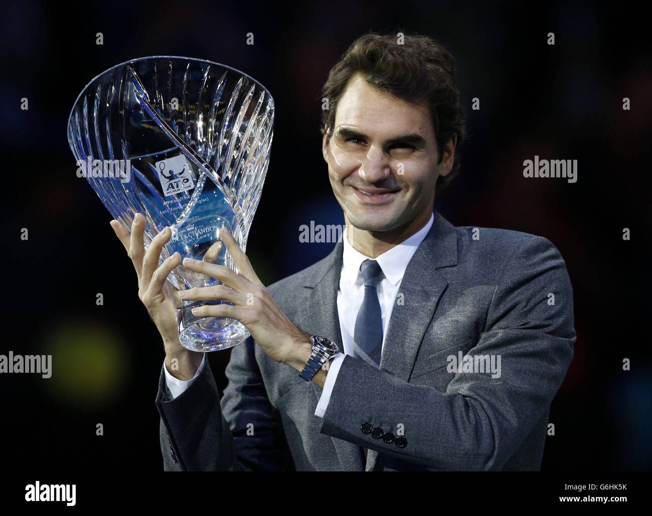 Roger Federer wird am dritten Tag des Barclays ATP World Tour Finals in der O2 Arena in London mit dem ATP Tour Fans Favorite Award ausgezeichnet. Stockfoto