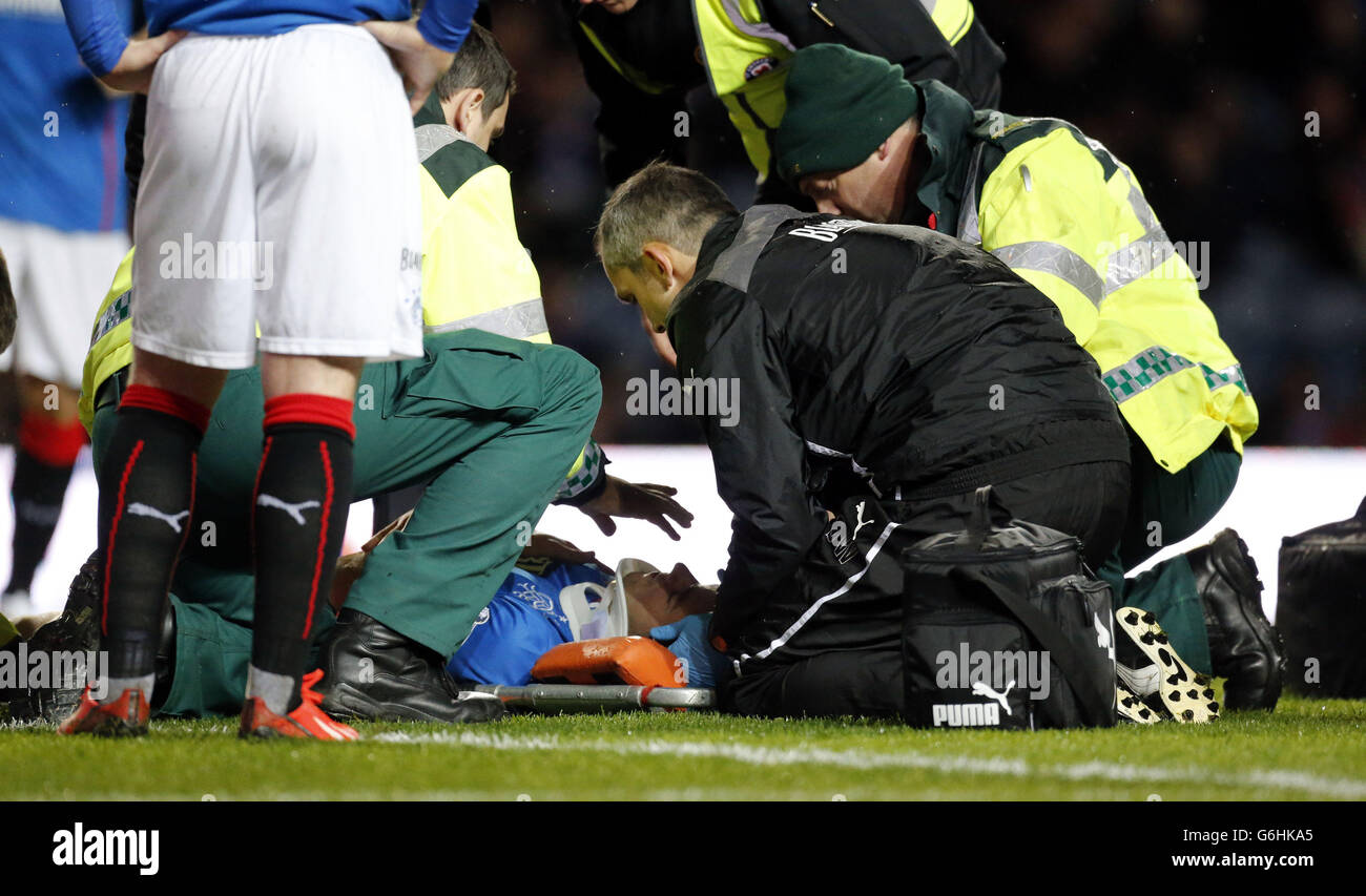 Andrew Little von den Rangers erhält medizinische Hilfe, nachdem er während des Scottish League One Spiels im Ibrox Stadium, Glasgow, mit Alex Whittle von Dunfermline Athletic zusammengestoßen ist. Stockfoto