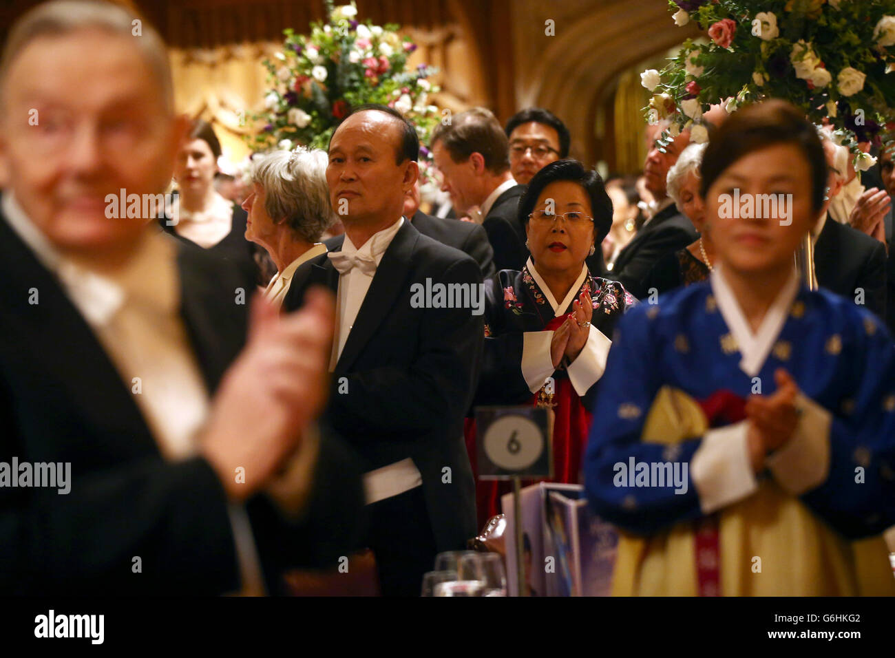 Die Gäste klatschen, während der Oberbürgermeister der Stadt London, Alderman Roger Gifford und der Präsident Südkoreas, Park Geun-hye, vor einem Bankett zu Ehren des Präsidenten der Republik Korea in den großen Saal eintreten, Veranstaltet von der City of London Corporation und dem Oberbürgermeister der City of London im Guildhall in der City of London. Stockfoto