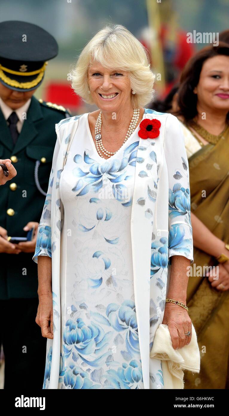 Die Herzogin von Cornwall trägt einen handgestrickten Poppy, während sie am zweiten Tag der elftägigen Reise durch Indien und Sri Lanka eine Kavallerie der Armee in der indischen Militärakademie in Dehradun, Nordindien, sieht. Stockfoto