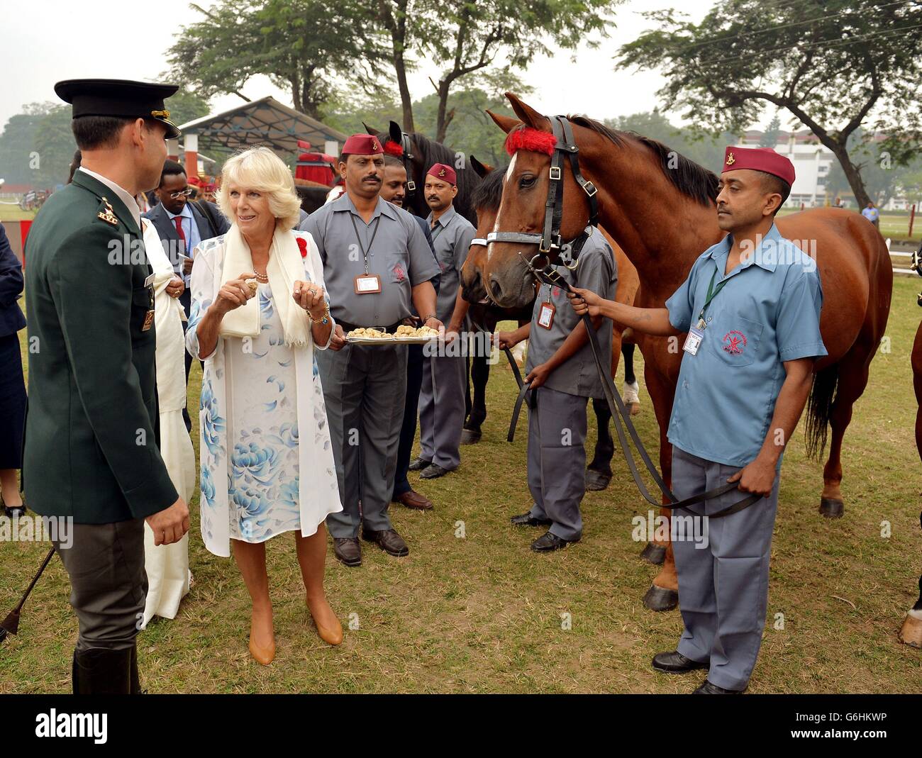 Die Herzogin von Cornwall spricht mit einem Armeeoffizier, der ihr Führer war, nach einer Ausstellung von Reitkunst von Herren Kadetten in der indischen Militärakademie in Dehradun, Nordindien, am zweiten Tag der elftägigen Tour durch Indien und Sri Lanka. Stockfoto