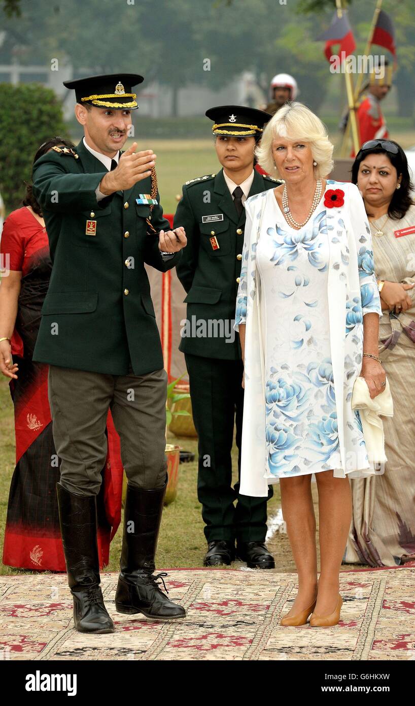 Die Herzogin von Cornwall trägt einen handgestrickten Poppy, während sie am zweiten Tag ihrer elftägigen Tour durch Indien und Sri Lanka eine Army Cavalry-Ausstellung in der Indian Military Academy in Dehradun Nordindien sieht. Stockfoto