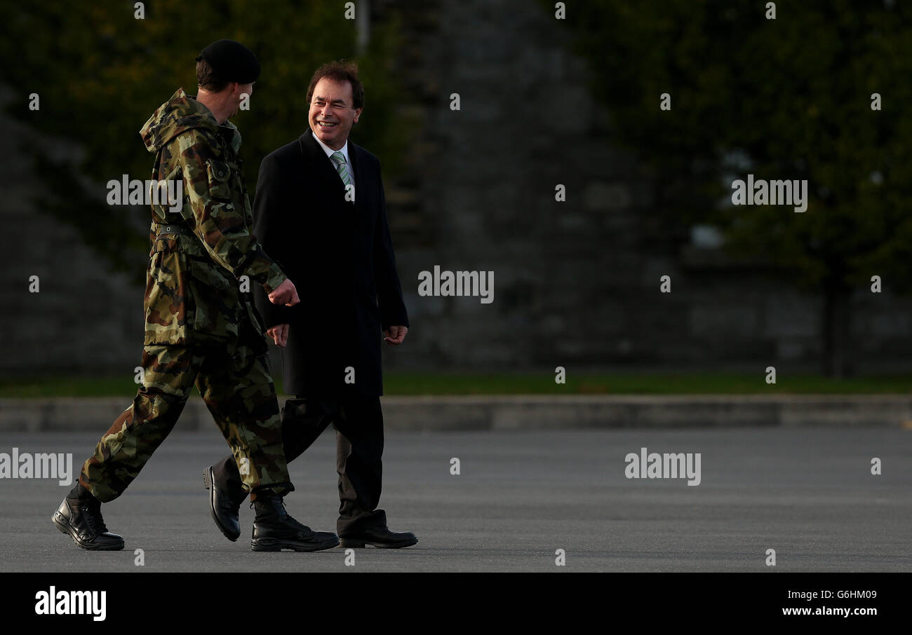 Minister für Justiz, Gleichheit und Verteidigung Alan Shatter T.D. während einer Ministerprüfung der 42. Infanteriegruppe in der Kaserne von Cathal Brugha in Dublin, die vom Libanon gebunden wurde. Stockfoto