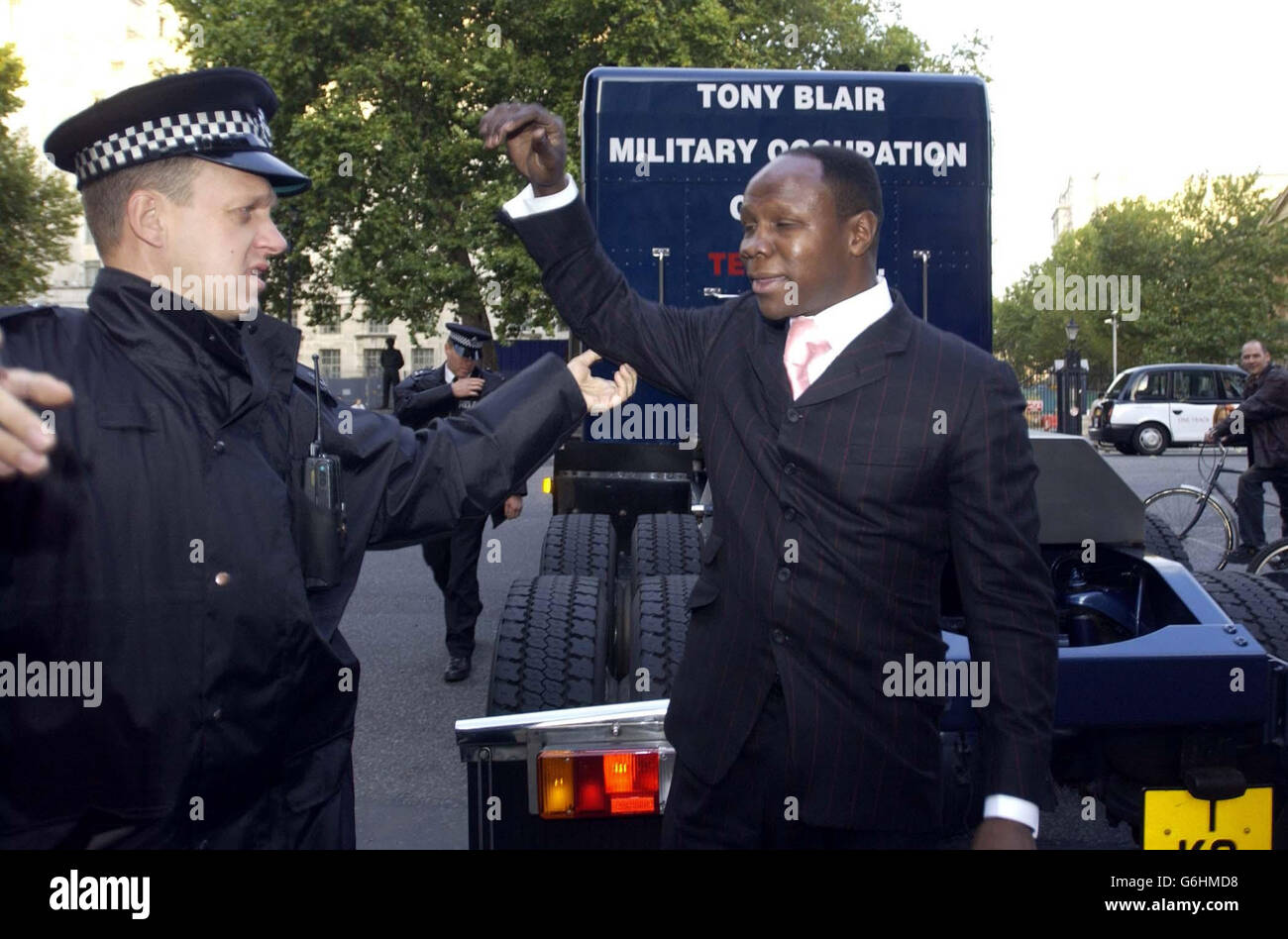 Chris Eubank, der von der Polizei vor der Downing Street im Zentrum Londons weggeführt wurde, nachdem er an einem ein-Mann-Protest gegen die militärische Besetzung des Irak teilgenommen hatte. Der extravagante Showman setzte seinen riesigen Lastwagen vor der Downing Street zurück und klangte für etwa eine Minute sein Horn. Er fuhr dann vor der Rückkehr für ein zweites Mal, aber wurde prompt weggenommen, nachdem er in einen Lieferwagen umkehrte und wieder sein Horn erklang. Stockfoto