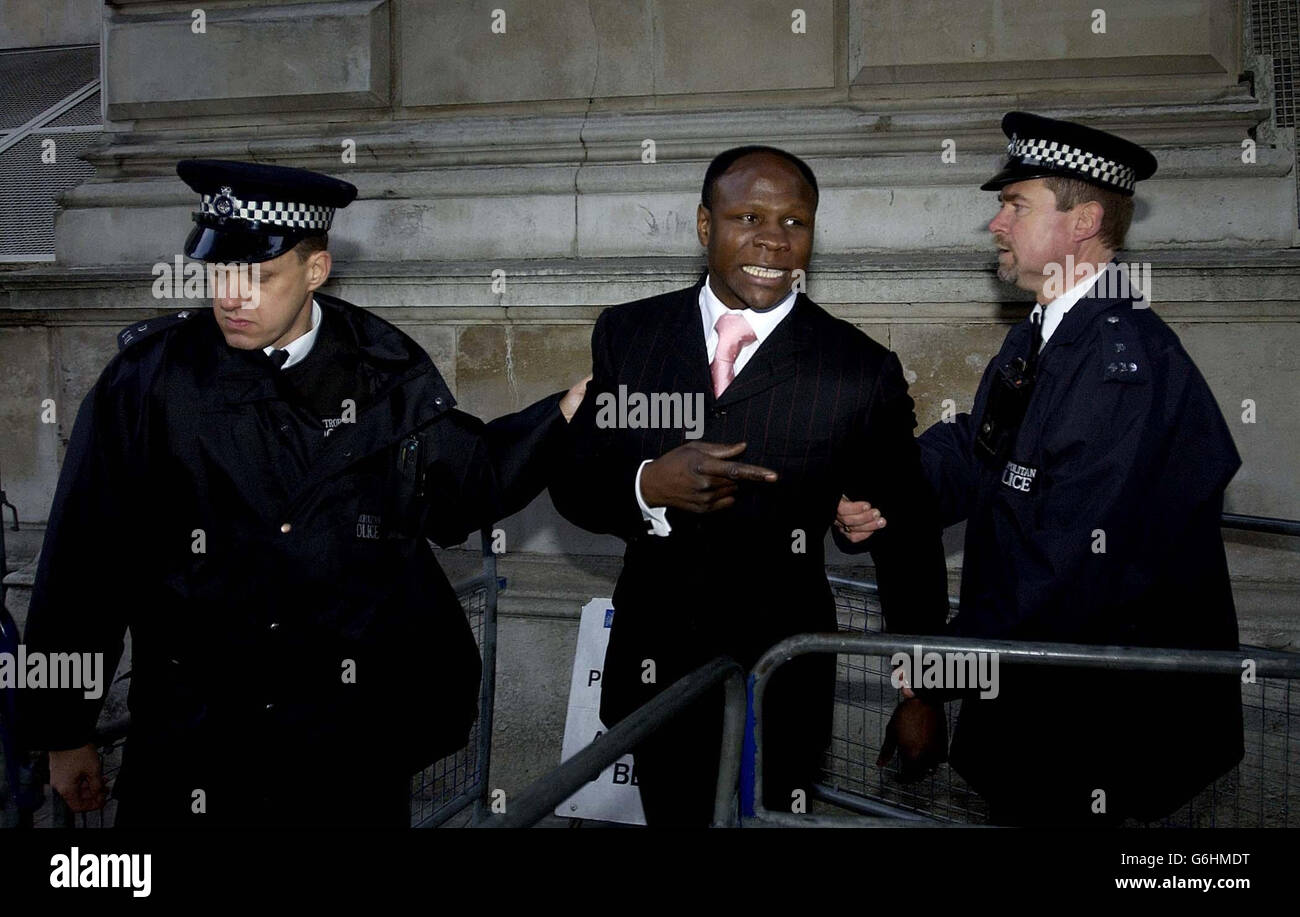 Chris Eubank, der von der Polizei vor der Downing Street im Zentrum Londons weggeführt wurde, nachdem er an einem ein-Mann-Protest gegen die militärische Besetzung des Irak teilgenommen hatte. Der extravagante Showman setzte seinen riesigen Lastwagen vor der Downing Street zurück und klangte für etwa eine Minute sein Horn. Er fuhr dann vor der Rückkehr für ein zweites Mal, aber wurde prompt weggenommen, nachdem er in einen Lieferwagen umkehrte und wieder sein Horn erklang. Stockfoto