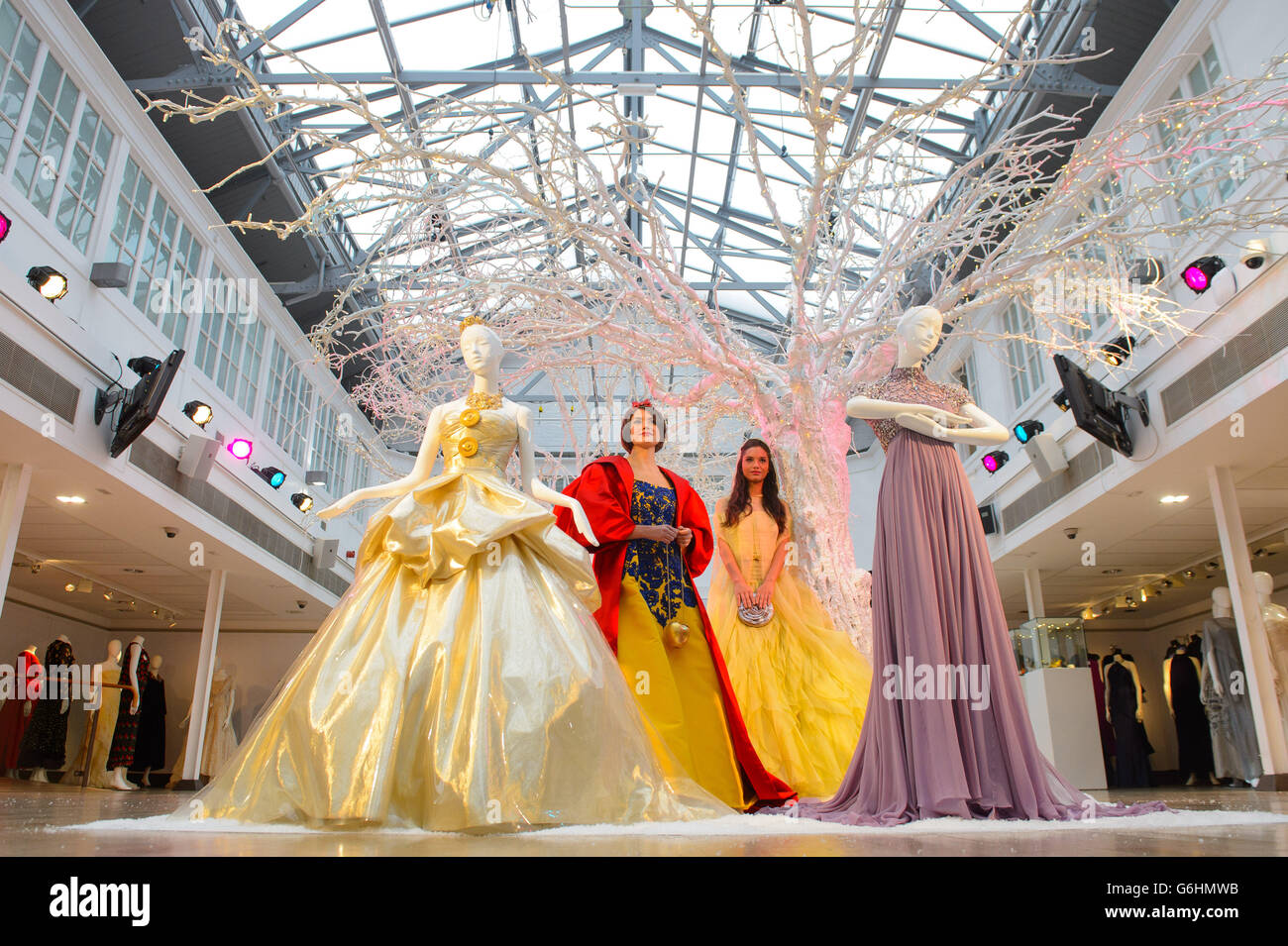 Modelle Sophie Porley Links In Einem Schneeweissen Kleid Von Oscar De La Renta Und Naima Bossi Tragt Ein Belle Kleid Von Valentino Teil Einer Kollektion Von 10 Von Disney Prinzessinnen Inspirierten Designer Kleidern Die Bei
