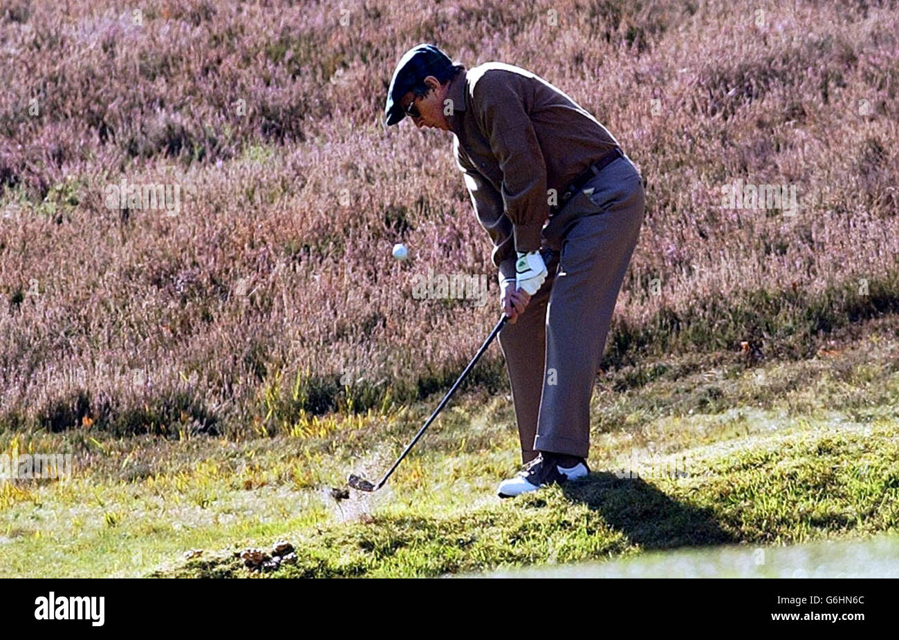 Der ehemalige Weltmeister Jackie Stewart spielt auf dem 11. Loch während der HSBC World Matchplay Championship Pro-am im Wentworth Golf Club, Virginia Water, aus dem Rough. Stockfoto
