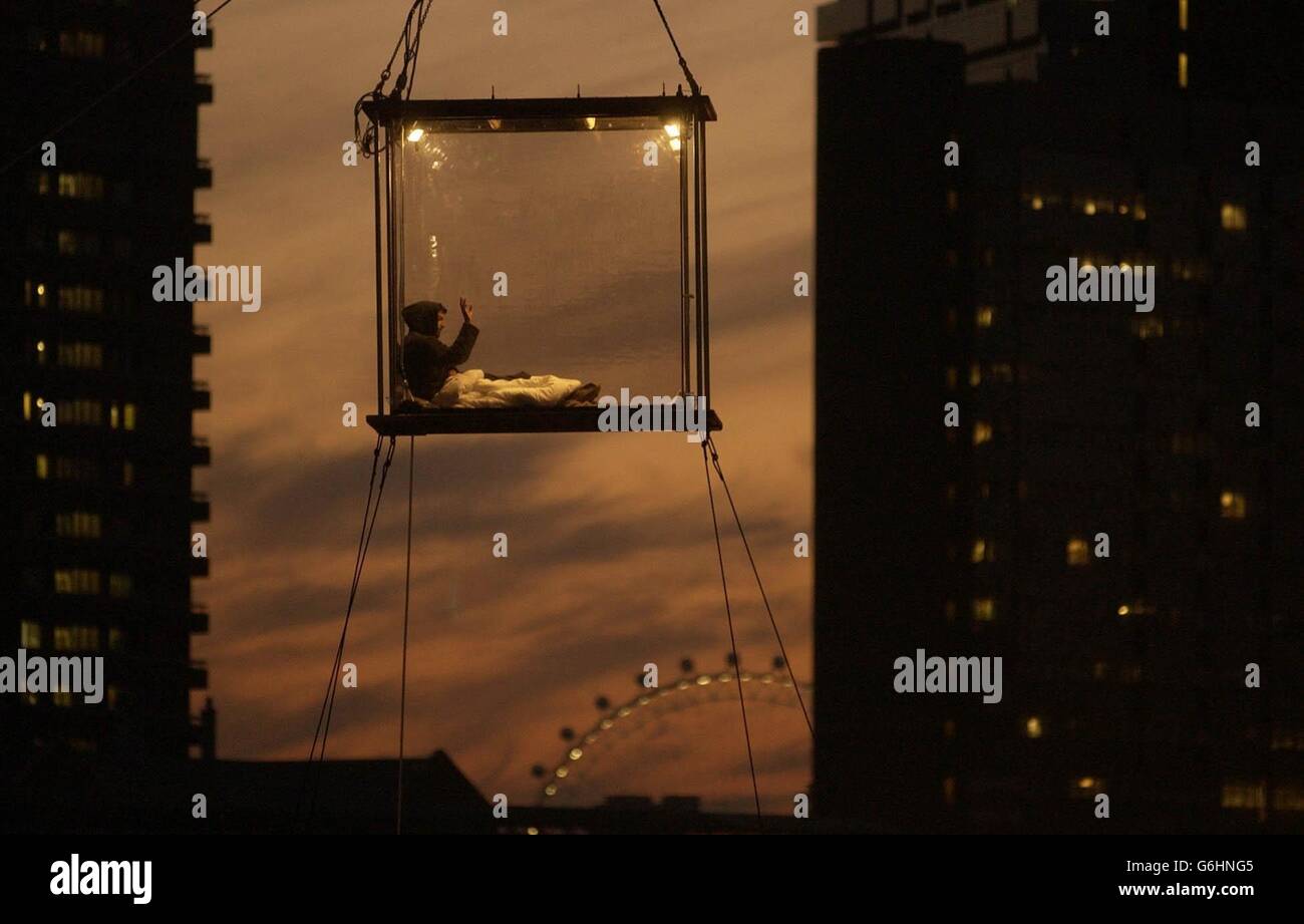 Der amerikanische Illusionist David Blaine winkt zu Zuschauern aus seiner Plexiglas-Box in der Nähe der Tower Bridge, London, wo er die letzten 43 Tage mit Wasser verbracht hat, anscheinend seine einzige Nahrung. * sein Sprecher sagte, er plane, bis morgen in der Box zu bleiben - obwohl er sagte, er sei nicht in bester Gesundheit und leide an Atembeschwerden und schweren Herzklopfen. Stockfoto