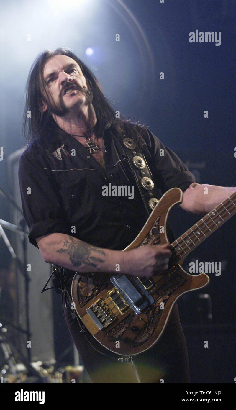 Motorhead am Apollo. Lemmy tritt mit seiner Band Motorhead auf der Bühne des Carling Hammersmith Apollo im Westen Londons auf. Stockfoto