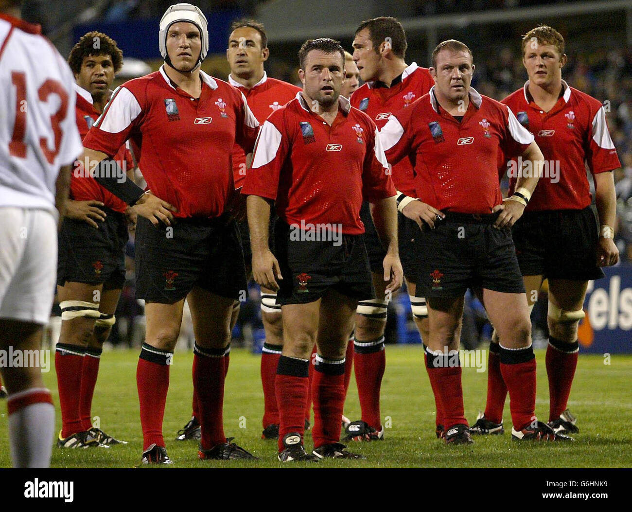 Walisische Stürmer warten während ihres WM-Spiels am Pool D im Camberra Stadium, Canberra, auf Tonga. Wales gewann 27-20. KEINE NUTZUNG DES MOBILTELEFONS. WEBSITES DÜRFEN WÄHREND DES SPIELS NUR ALLE FÜNF MINUTEN EIN BILD VERWENDEN Stockfoto