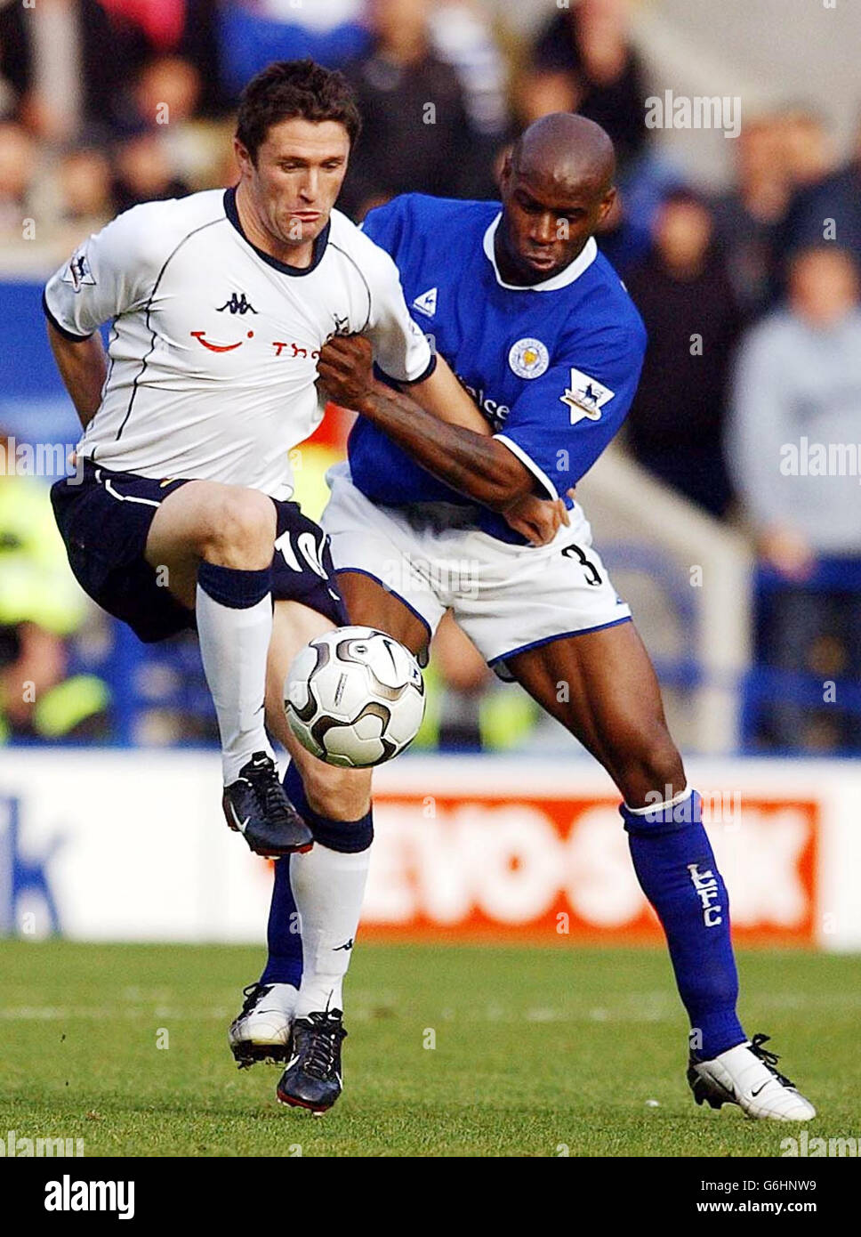 Leicester Frank Sinclair und Tottenham Hotspur Robbie Keane, während ihres Barclaycard Premiership-Spiels im Walker's Stadium, Leicester. Stockfoto