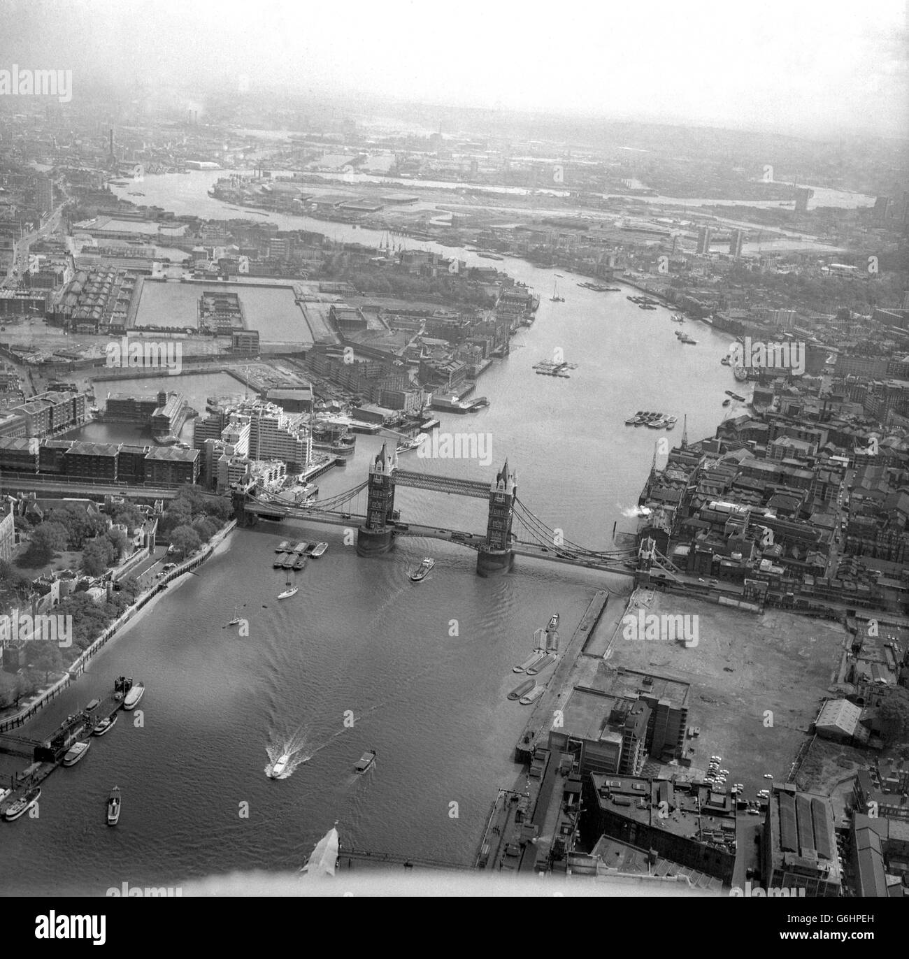 Ein Blick auf die Themse, zeigt die Tower Bridge und den Pool von London. Stockfoto