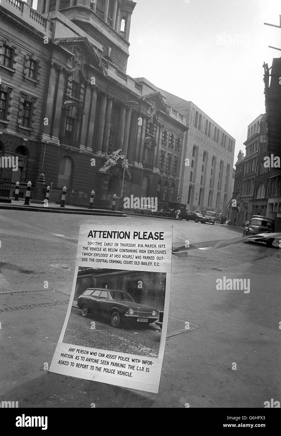 Nachrichten - Old Bailey Bomb - Polizei Appeal Poster. Ein von Scotland Yard herausgegebenes Plakat zeigt das Auto, das vor dem Old Bailey explodierte. Stockfoto