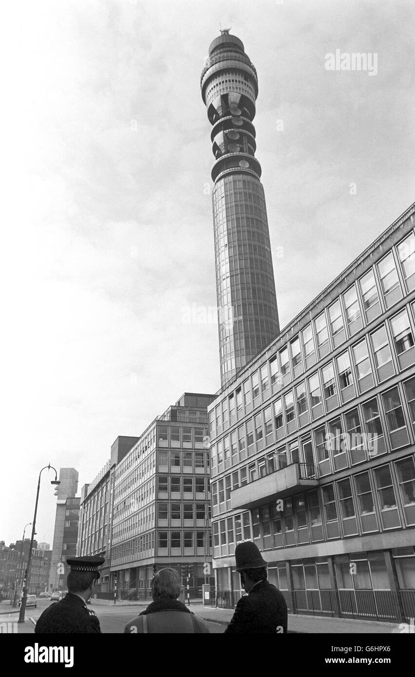 Die Polizei durchsucht den Postturm in London. Sie suchten am Wahrzeichen nach Sprengstoff, der Schauplatz vieler Schrecken und einer schweren Explosion war. Stockfoto