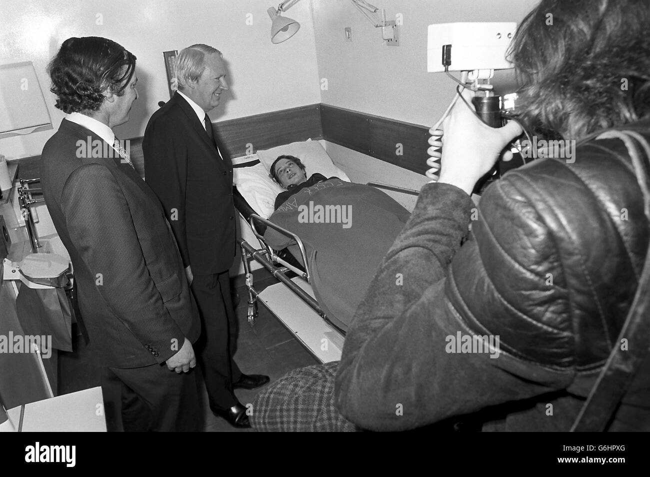 Premierminister Edward Heath trifft im St. Thomas's Hospital auf ein Opfer der Londoner Bombenexplosionen. Stockfoto