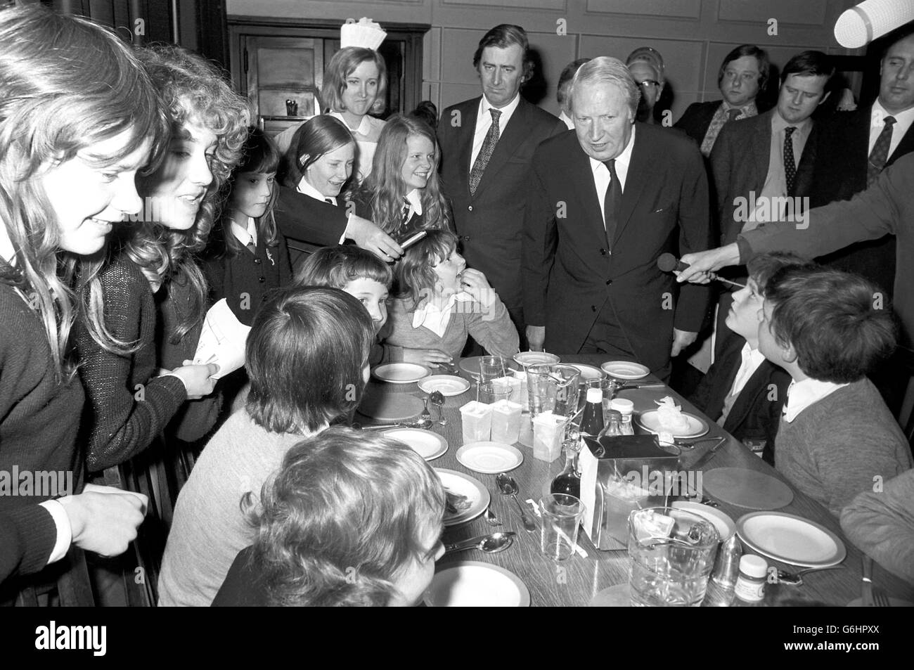 Premierminister Edward Heath spricht mit Kindern der Hartsdown Secondary School in Margate, die schwer verletzt wurden, als ihnen gesagt wurde, dass sie aus ihrem Trainer aussteigen sollten, kurz bevor die Old Bailey Bombe explodierte. Stockfoto