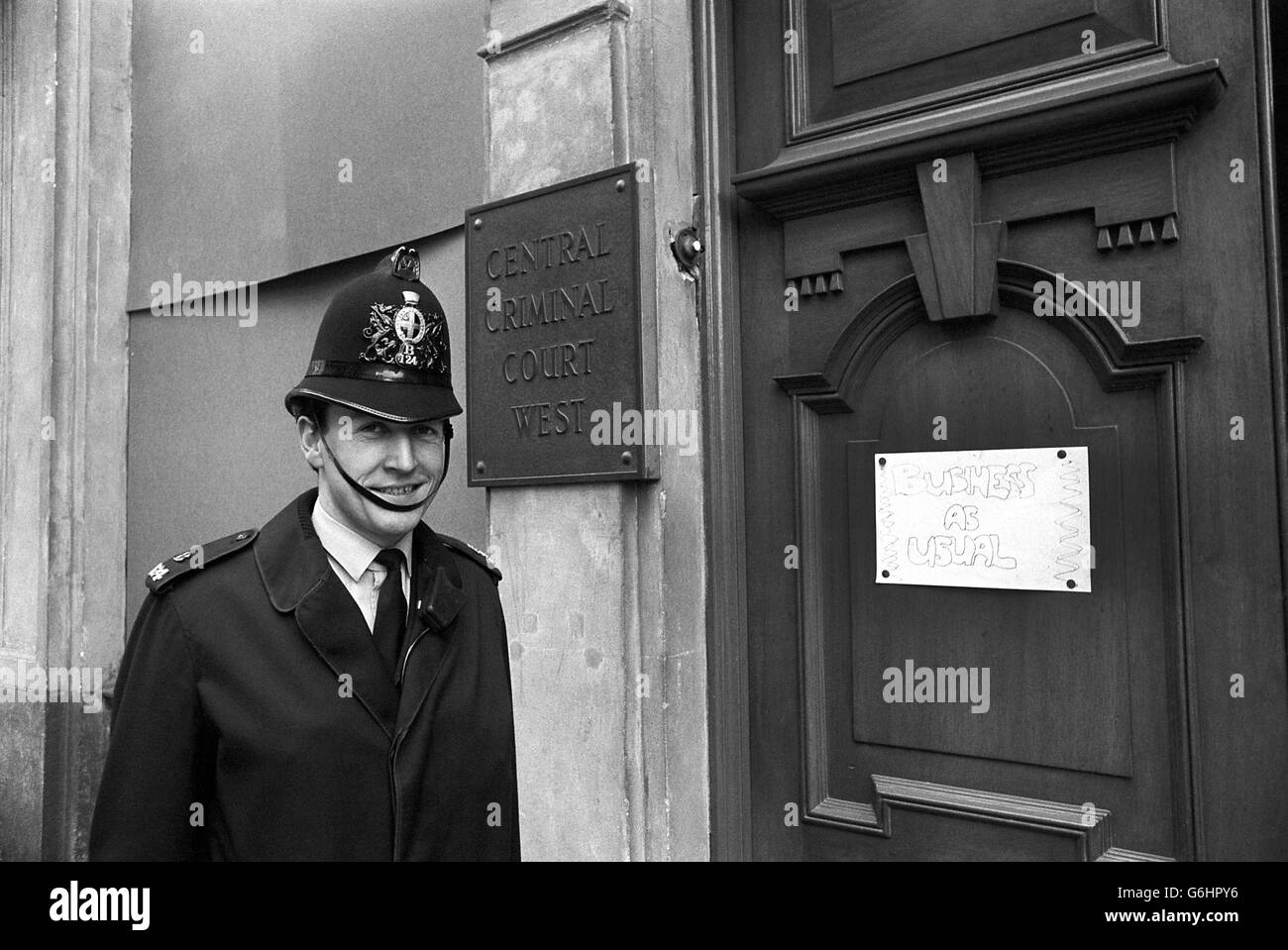 Nach vier Tagen der Notfallreparaturen nach der Explosion der Old Bailey-Bombe ist der Central Criminal Court West wieder geöffnet. Stockfoto