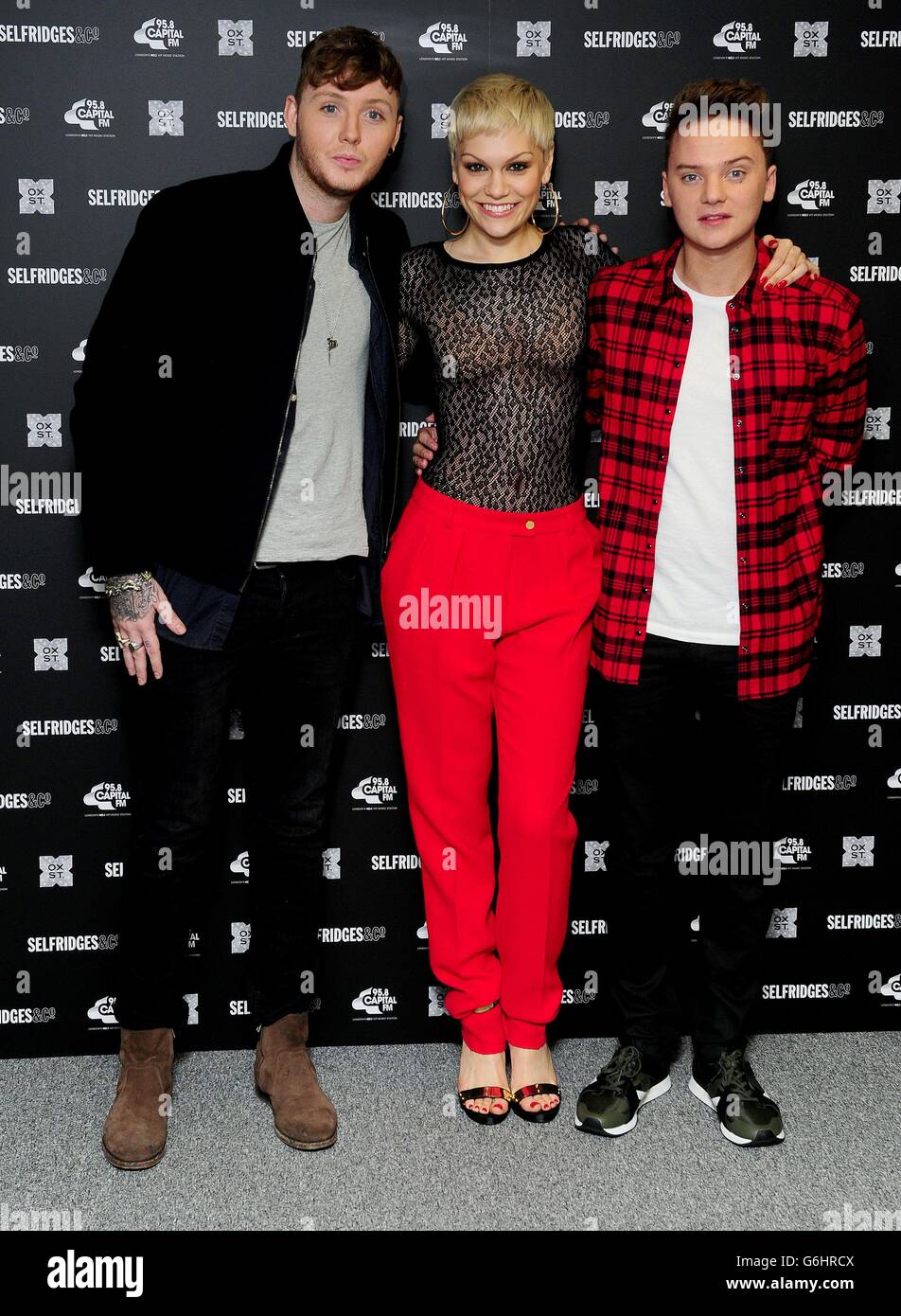 (Links - rechts) James Arthur, Jessie J und Conor Maynard vor dem Einschalten der Weihnachtsbeleuchtung in der Oxford Street, London. Stockfoto