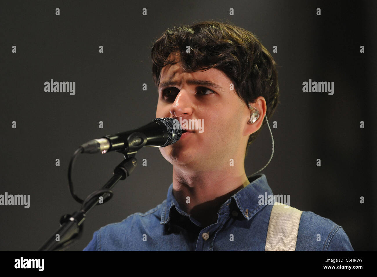 Ezra Koenig of Vampire Weekend auf der Bühne in der National Indoor Arena, Birmingham. Stockfoto