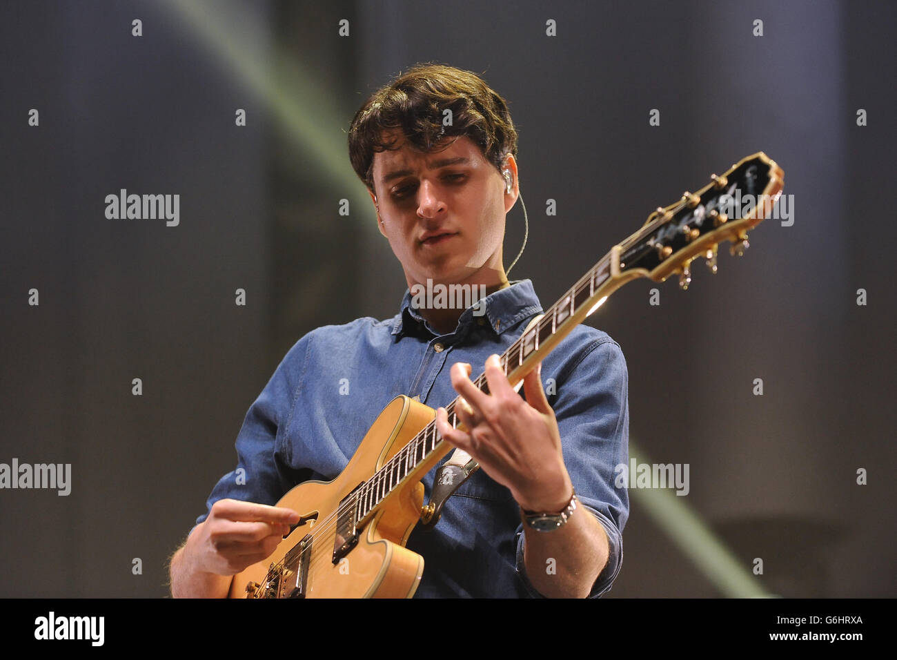 Ezra Koenig of Vampire Weekend auf der Bühne in der National Indoor Arena, Birmingham. Stockfoto