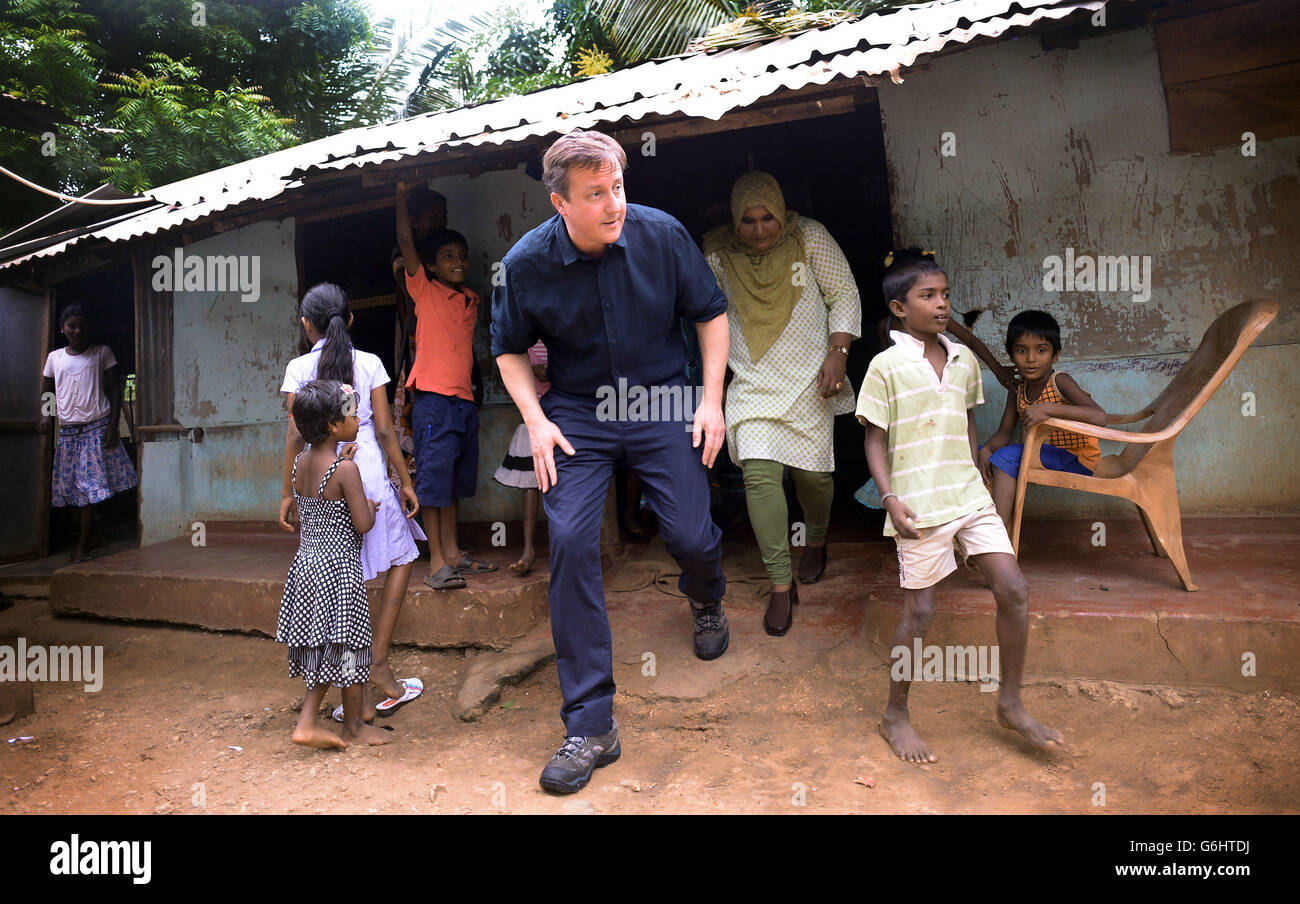 Premierminister David Cameron trifft Mitarbeiter der Uthayan-Zeitung in Jaffna im Norden Sri Lankas, die während des 26-jährigen Bürgerkriegs häufig von Regierungstruppen angegriffen wurde. Stockfoto