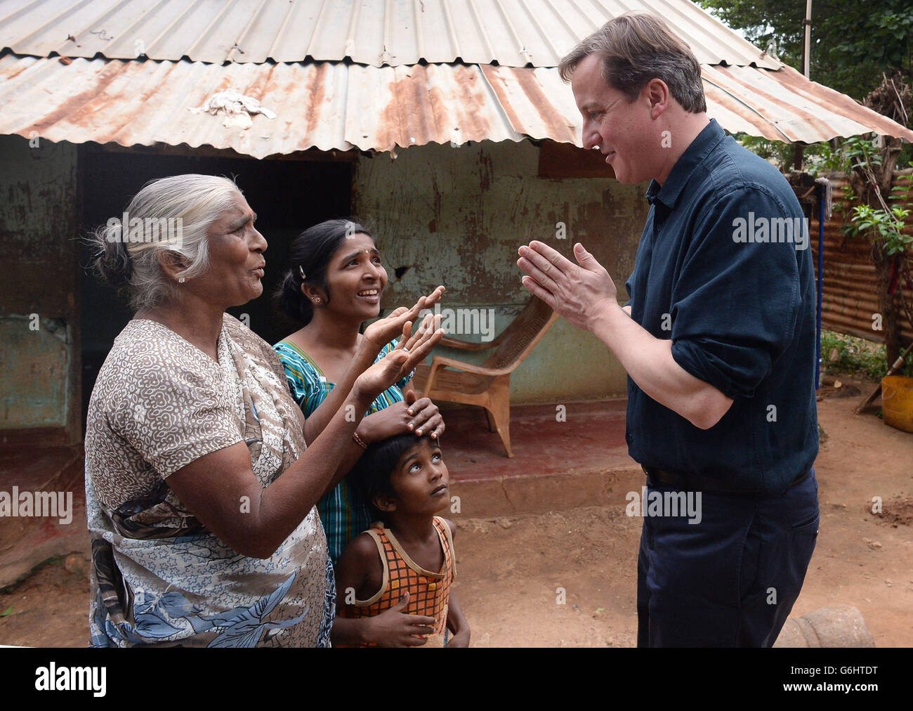 Premierminister David Cameron trifft Mitarbeiter der Uthayan-Zeitung in Jaffna im Norden Sri Lankas, die während des 26-jährigen Bürgerkriegs häufig von Regierungstruppen angegriffen wurde. Stockfoto