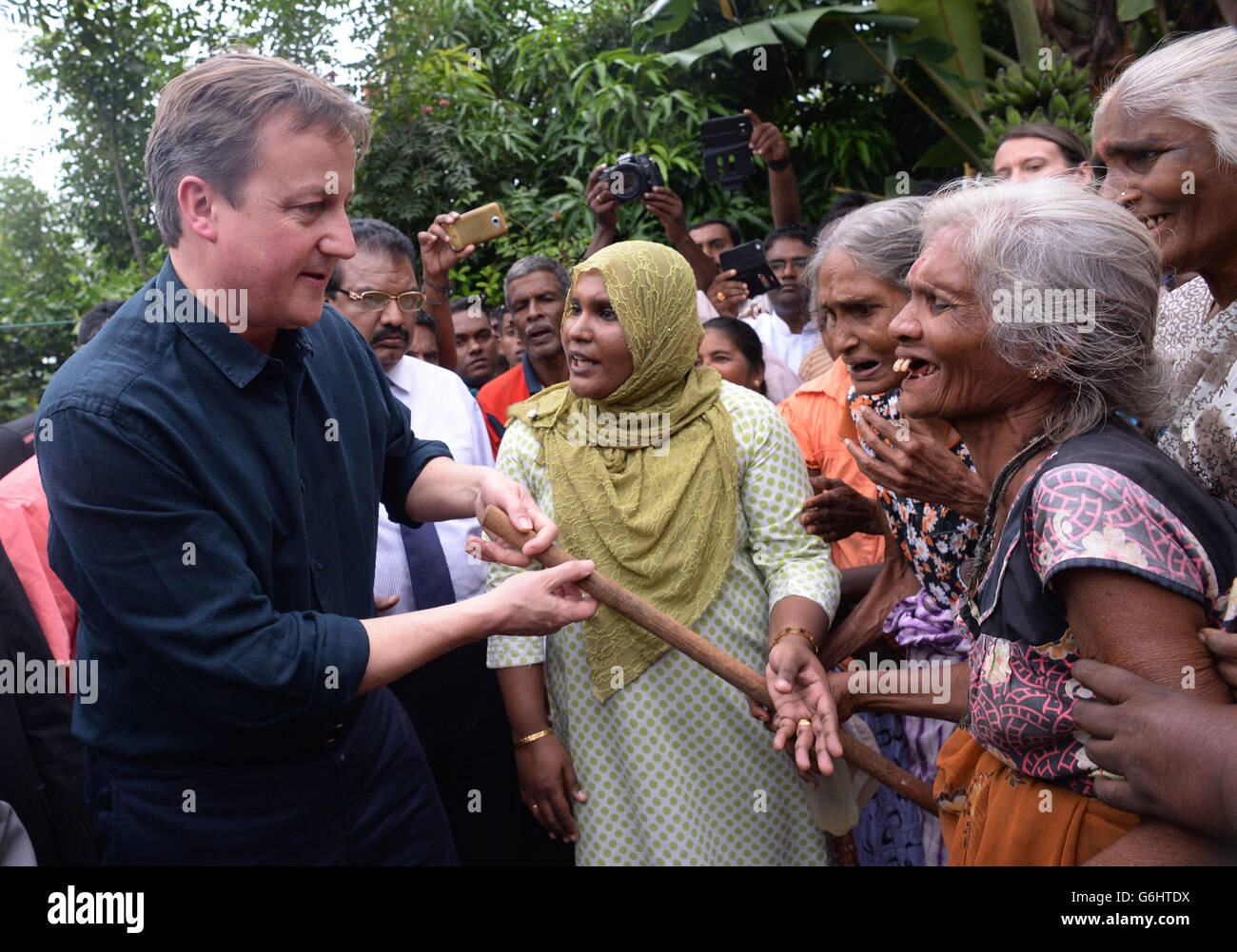 Premierminister David Cameron trifft Mitarbeiter der Uthayan-Zeitung in Jaffna im Norden Sri Lankas, die während des 26-jährigen Bürgerkriegs häufig von Regierungstruppen angegriffen wurde. Stockfoto