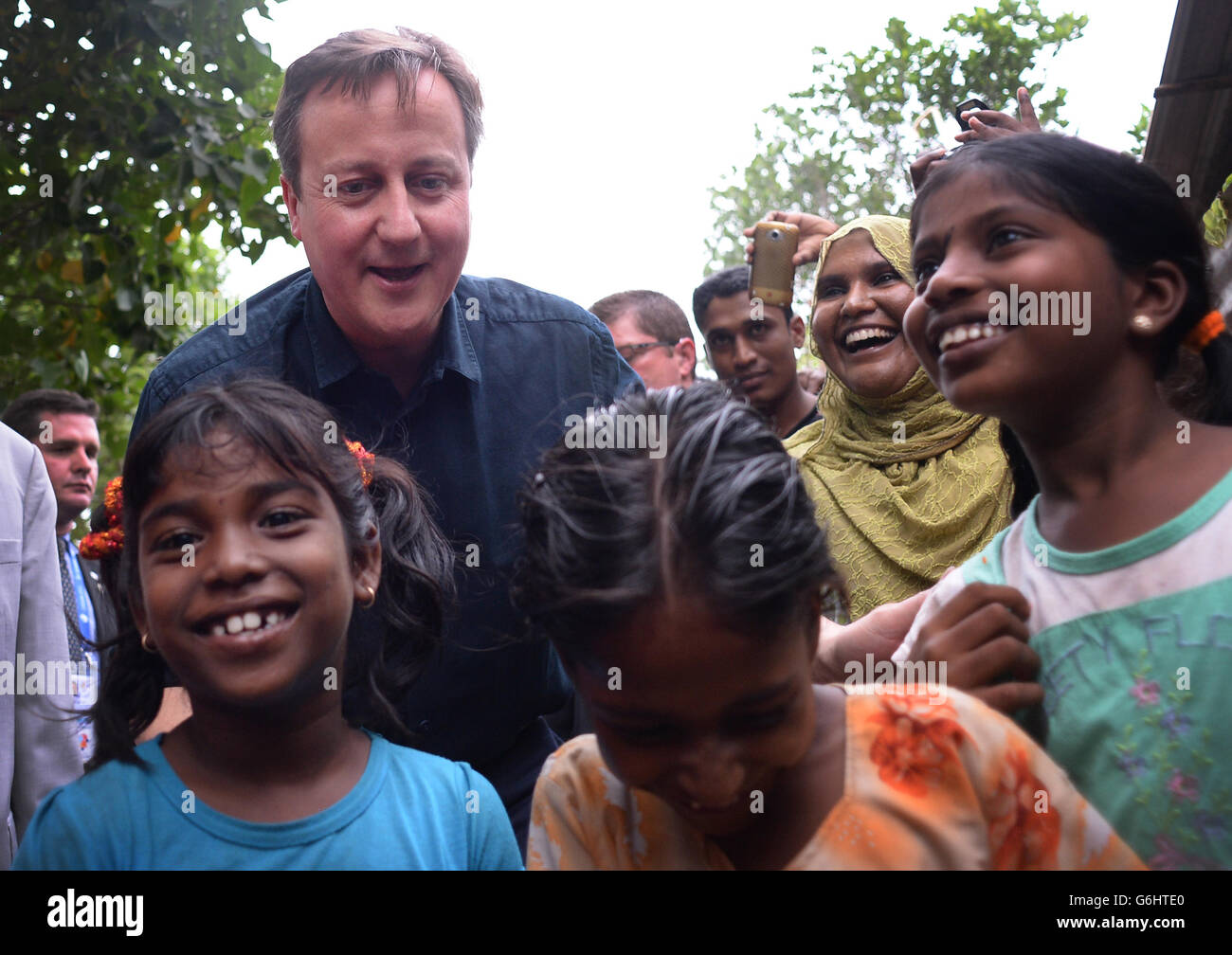 Premierminister David Cameron trifft Mitarbeiter der Uthayan-Zeitung in Jaffna im Norden Sri Lankas, die während des 26-jährigen Bürgerkriegs häufig von Regierungstruppen angegriffen wurde. Stockfoto