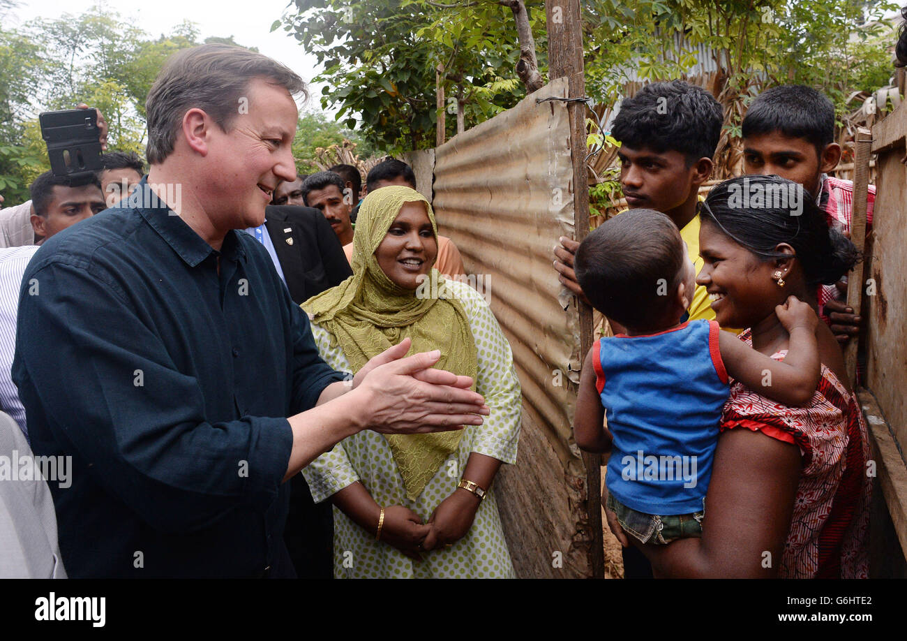 Premierminister David Cameron trifft Mitarbeiter der Uthayan-Zeitung in Jaffna im Norden Sri Lankas, die während des 26-jährigen Bürgerkriegs häufig von Regierungstruppen angegriffen wurde. Stockfoto