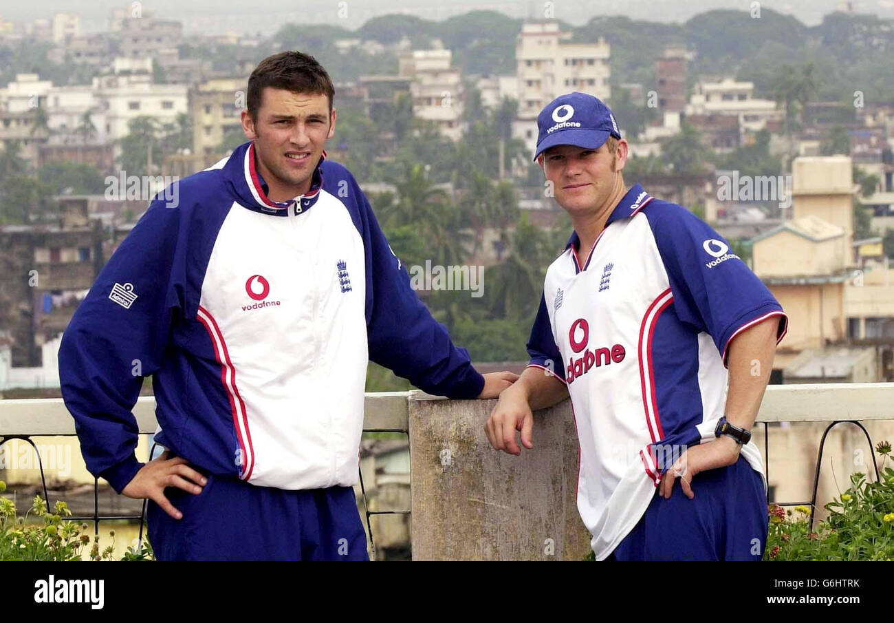 Die Engländerinnen Steve Harmion (links) und Matthew Hoggard auf einem Balkon mit Blick auf die Stadt Chittagong, Bangladesch, führten England vor dem zweiten Testspiel gegen Bangladesch die Serie 1:0 an. Harmion ist ein Zweifel für das Spiel, nachdem er eine Wiederholung einer Verletzung des unteren Rückens erlitten hat. Stockfoto