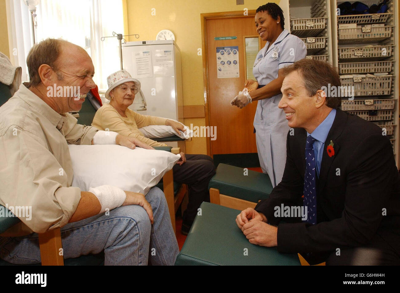 Premierminister Tony Blair trifft Krebspatienten bei einem Besuch im Royal Marsden Hospital in London. Die Regierung hat Maßnahmen angeordnet, um die „Postleitzahl-Verschreibung“ zu beenden, die Tausenden von Krebsmedikamenten aufgrund ihres Wohnens Medikamente verweigert, und möchte wissen, warum einige Gesundheitsbehörden zögern, neue Medikamente zu verschreiben, die national empfohlen werden. Stockfoto