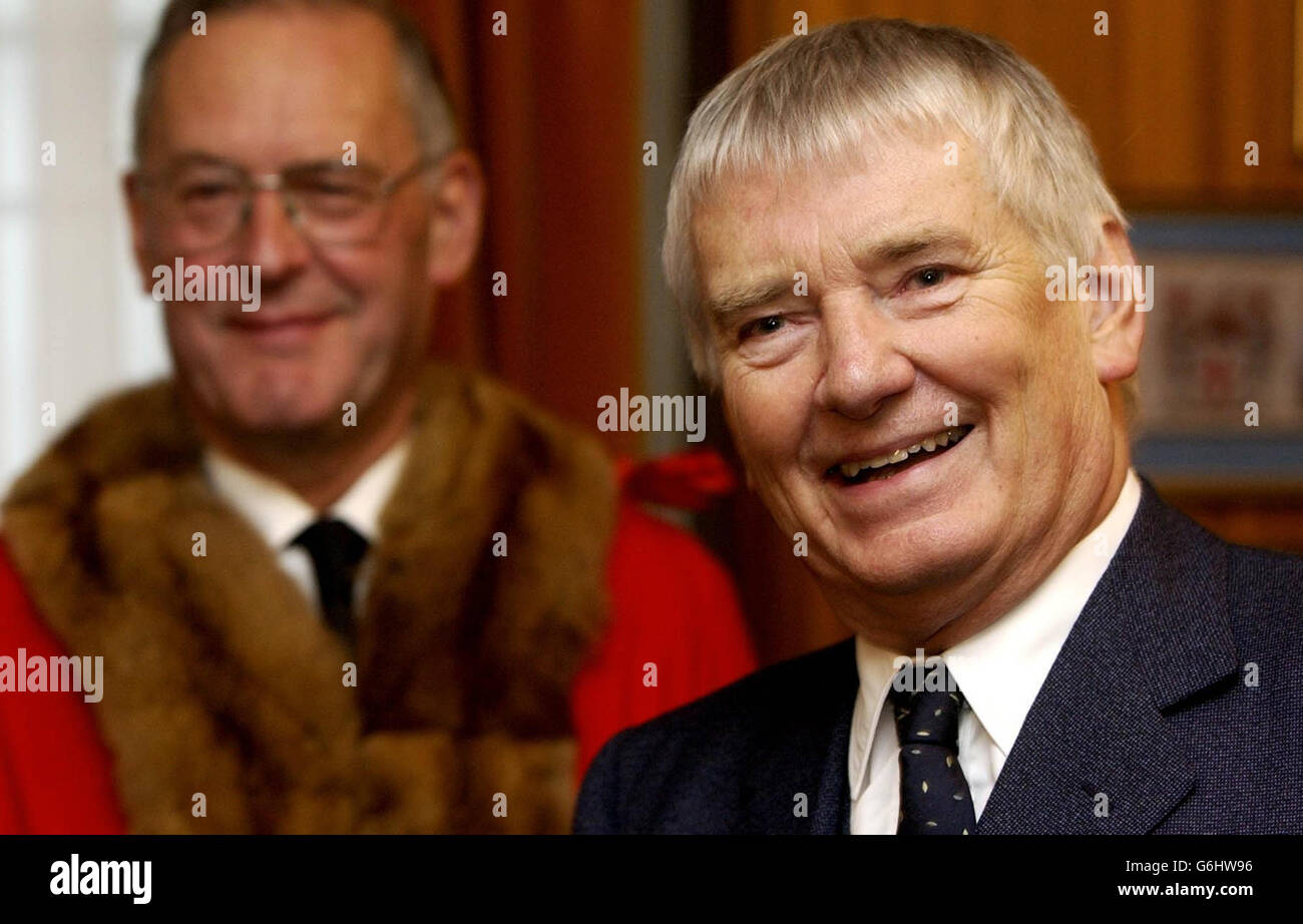 Der deutsche Innenminister Otto Schilly lächelt nach der Entgegennahme der Londoner Stadtfreiheit in der Guildhall. Herr Schilly wurde vom ehemaligen Bürgermeister von London, Alderman Sir Clive Martin (links), für seine Arbeit in den deutsch-englischen Beziehungen nominiert. Sehen Sie sich die PA-Geschichte an. Stockfoto