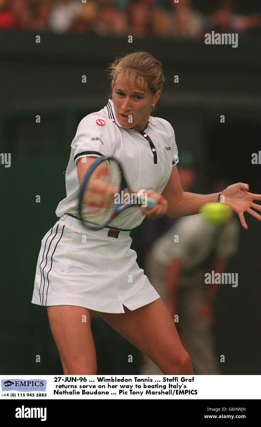 27-JUN-96 ... Wimbledon Tennis ... Steffi Graf kehrt Serve zurück, um die italienische Nathalie Baudone zu schlagen Stockfoto