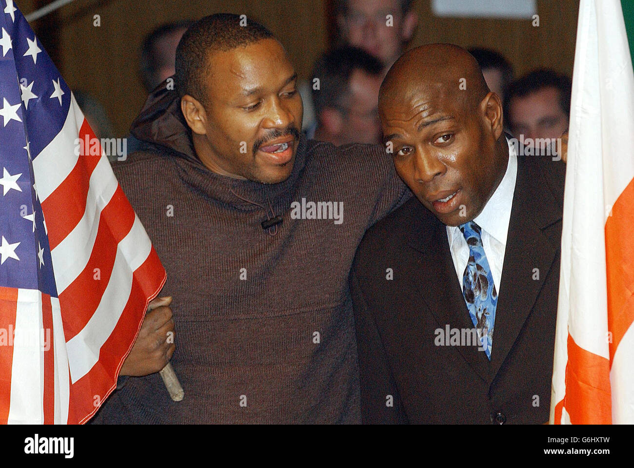 Frank Bruno (rechts) zusammen mit dem ehemaligen US-Gegner Tim Witherspoon, als sie die amerikanischen und englischen Teams bei den International Boxing Championships in der York Hall im East End von London anführen. Stockfoto