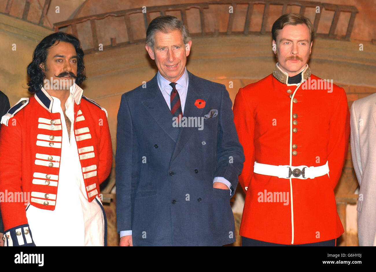 Der Prinz von Wales steht mit dem indischen Schauspieler Aamir Khan (links) und dem britischen Schauspieler Toby Stevens während eines Besuches in Mumbai, Indien, um die Dreharbeiten zu einem neuen Bollywood-Film The Rising zu sehen. Der Prinz besuchte auch den Chhatrapati Shivaji Terminus während seines Aufenthalts in Indiens Finanzzentrum. Stockfoto