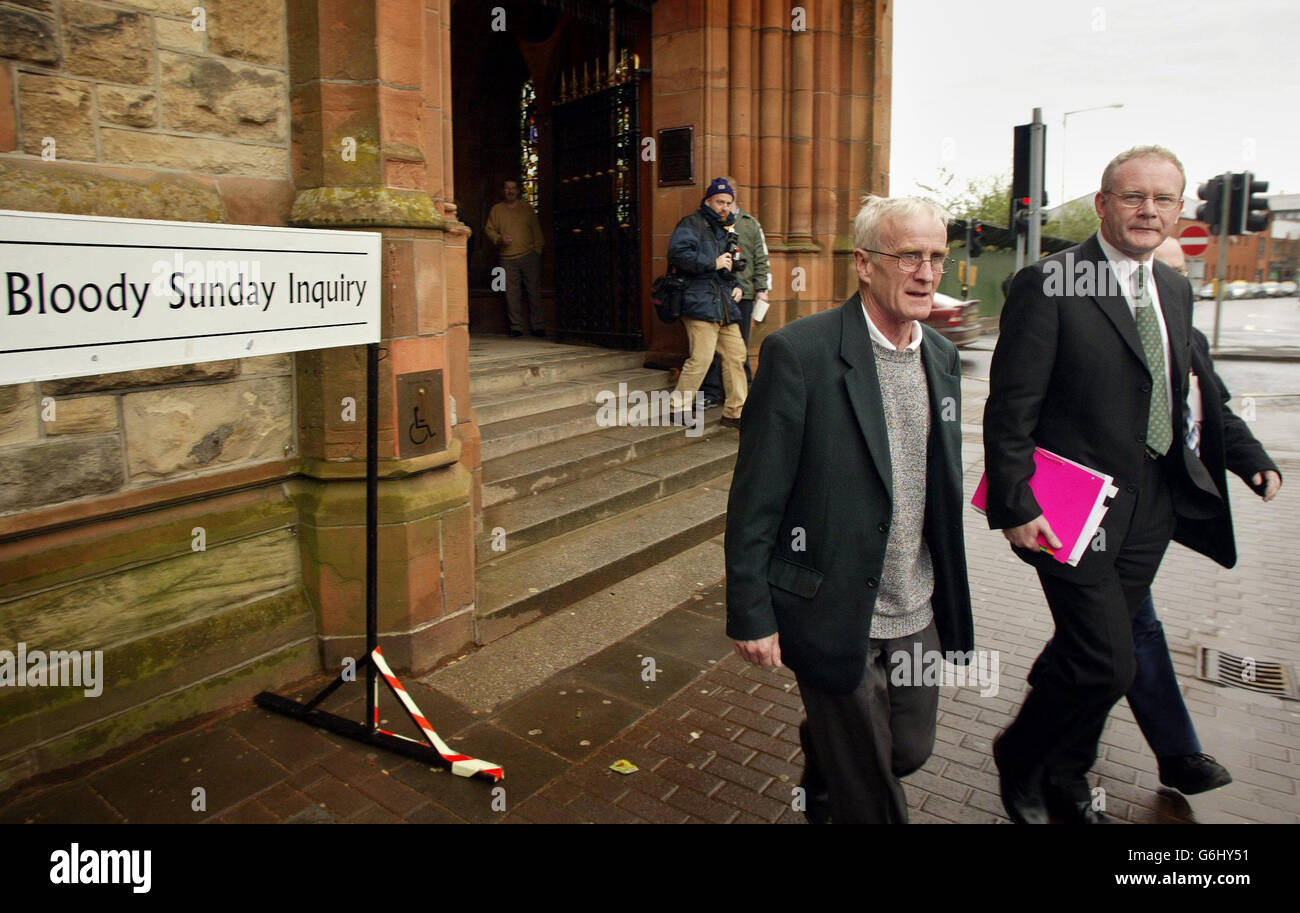 Sinn Feins Martin McGuinness (rechts), als er mit Kollegen aus Sinn Fein aus der Guildhall in Londonderry abreist, um die Saville-Untersuchung zu beweisen, in das Bloody Sunday Tribunal. Herr McGuinness, der zugegeben hat, am Blutsonntag zweitkommandierter der IRA zu sein, sagte, er sei bei der Saville-Untersuchung, um die Wahrheit über den Blutsonntag zu sagen. Stockfoto