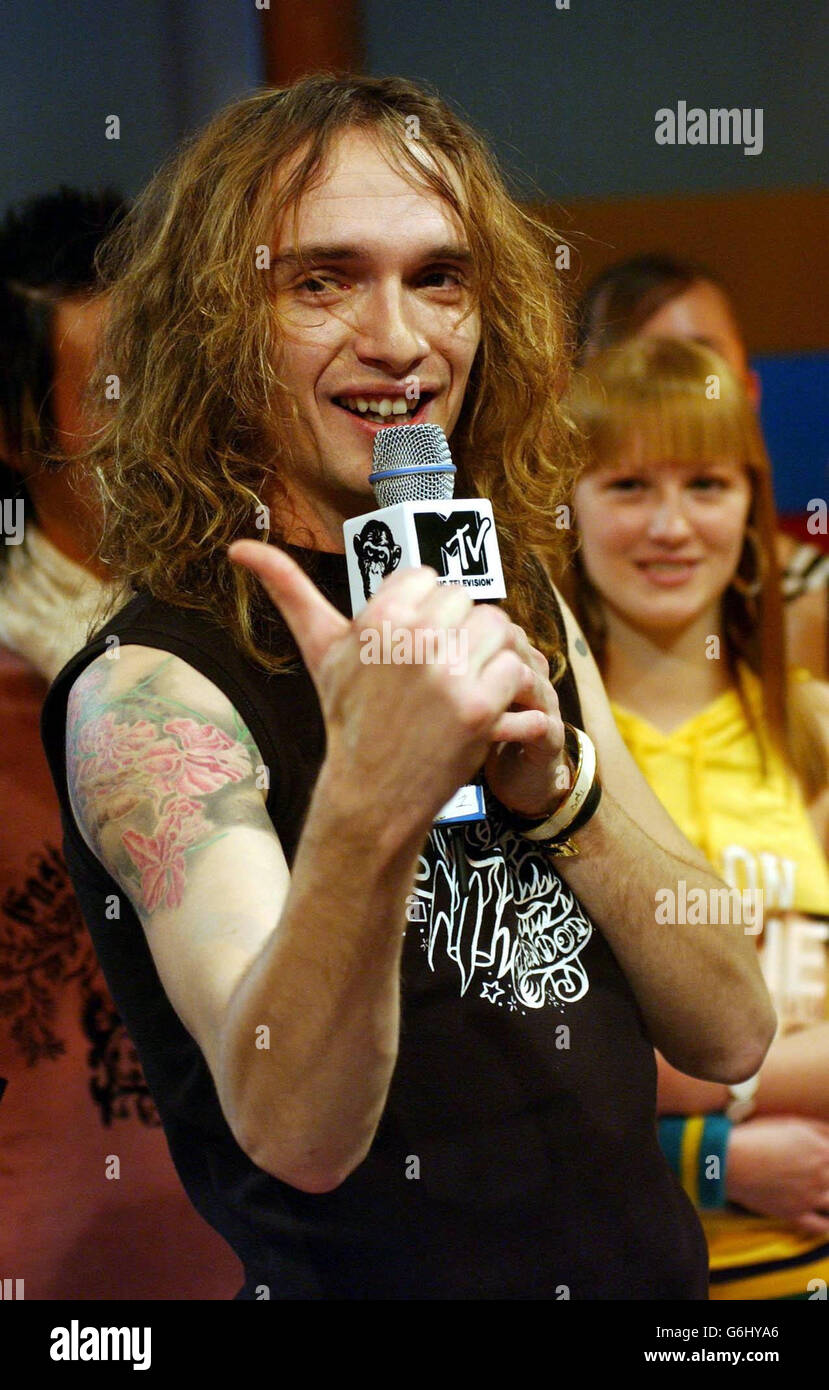 Sänger Justin Hawkins From The Darkness während ihres Gastauftritts in MTV's TRL UK im MTV Studio in Edinburgh. Die Band tritt vor den MTV Europe Music Awards am Donnerstag, den 6. November 2003 in der Show auf. Stockfoto