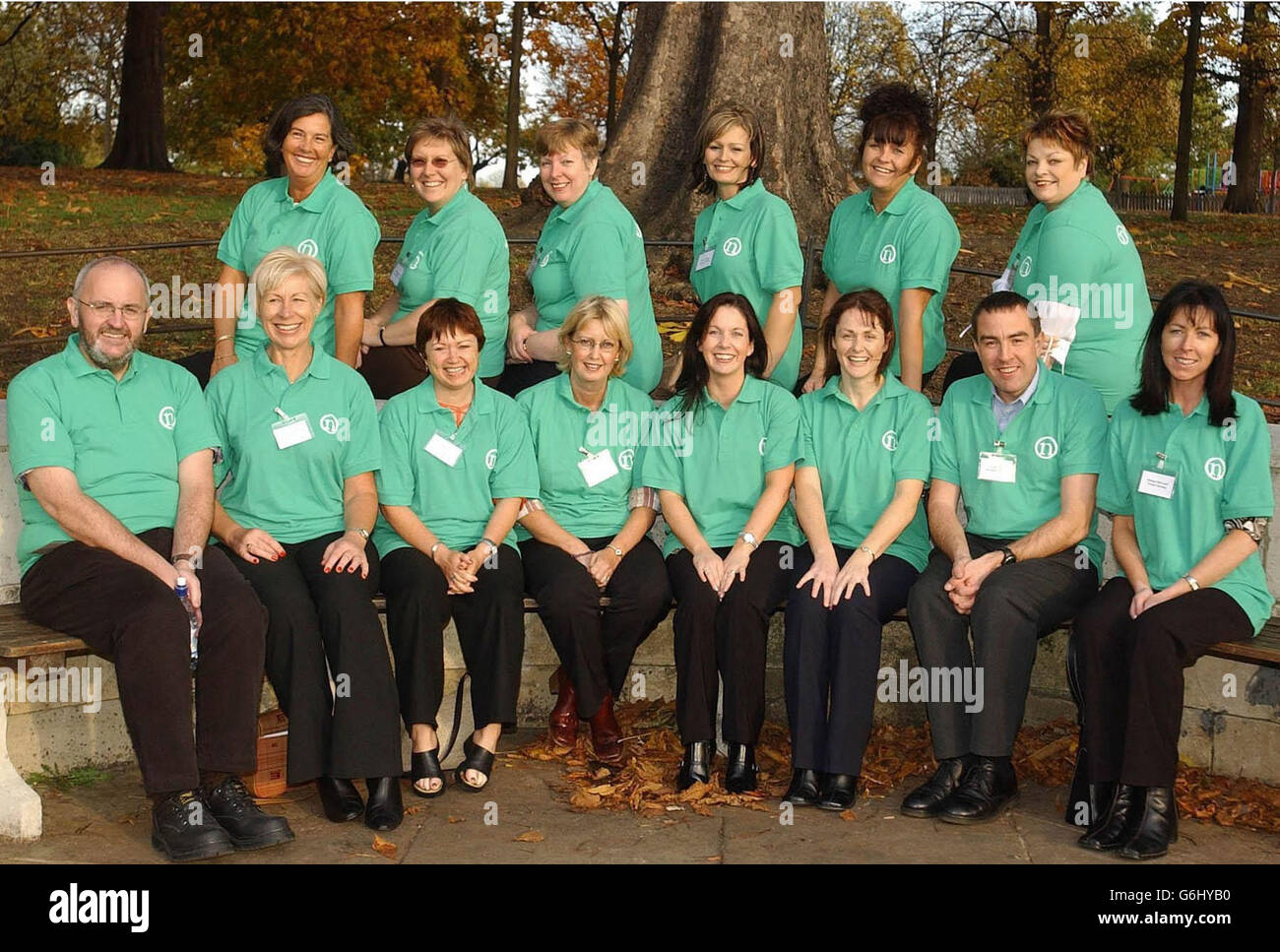 Oberste Reihe von links - Ellie Lindsay, Sharon Blackburn, Patricia Hirst, Denise Dunn, Claire McKenzie, Kenneth Clare und (vordere Reihe von links) - Kenneth Clare, Mary Jackson, Isabel Robinson, Janet Clarke, Olga O'Neil, Donna Brown, Gareth Lewis und Helena McCourt im Hyde Park im Zentrum von London. Stockfoto