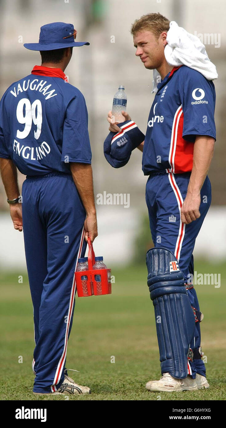 Der englische Andrew Flintoff (rechts), Kapitän für das Spiel gegen den B.C.B. Development Sqaud spricht mit Michael Vaughan während seiner Innings im Bangabandhu Stadium in Dhaka, während England sich auf die One-Day International Serie gegen Bangladesch vorbereitet. Stockfoto