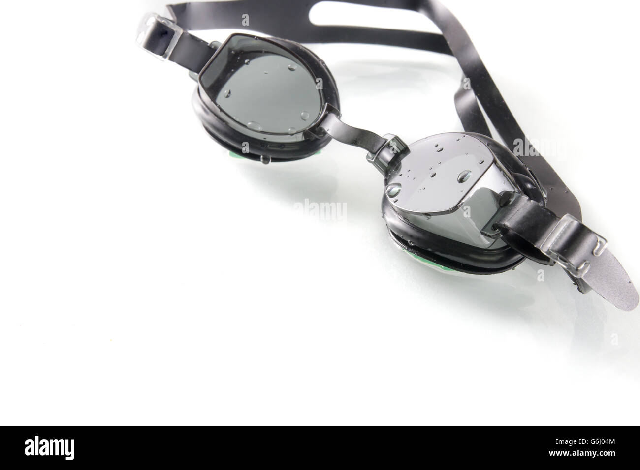 Schwarz schwimmen Gläser auf weißem Hintergrund mit Wasser Tropfen und Schatten reflex, selektiven Fokus Stockfoto