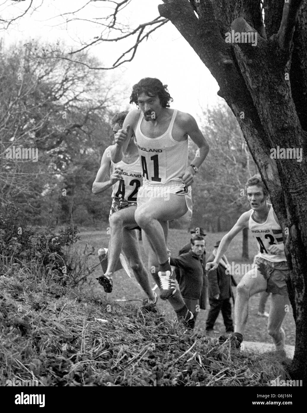 David Bedford beim Einladungsrennen über eine 8,000-Meter-Strecke, die er in Parliament Hill Fields, Hampstead, gewann. 5/10/03: Herr Bedford bittet um Entschädigung von der Firma hinter dem 118 118 Verzeichnisdienst Anfragen, nachdem behauptet, die Jogger in ihren Anzeigen sind nach ihm modelliert, es stellte sich heraus. Bedford, jetzt 53, behauptet, das Paar Läufer mit ihren markanten roten Socken, droopy Schnurrbärte, Cutaway Shorts und lange straggly Haare, basieren auf dem Bild, das er während der 1970er Jahre hatte. Seine Anwälte haben an die Nummer, das Unternehmen hinter dem Dienst geschrieben, sagen, dass ihre Stockfoto