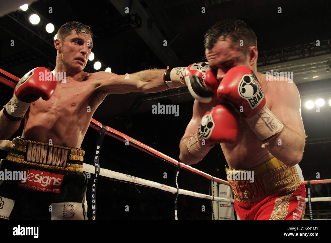 Tommy Coyle von Hull (links) trifft Greenocks John Simpson während des freien IBF Inter-Continental Lightweight Championship Fight in der Hull Arena, Hull. Stockfoto