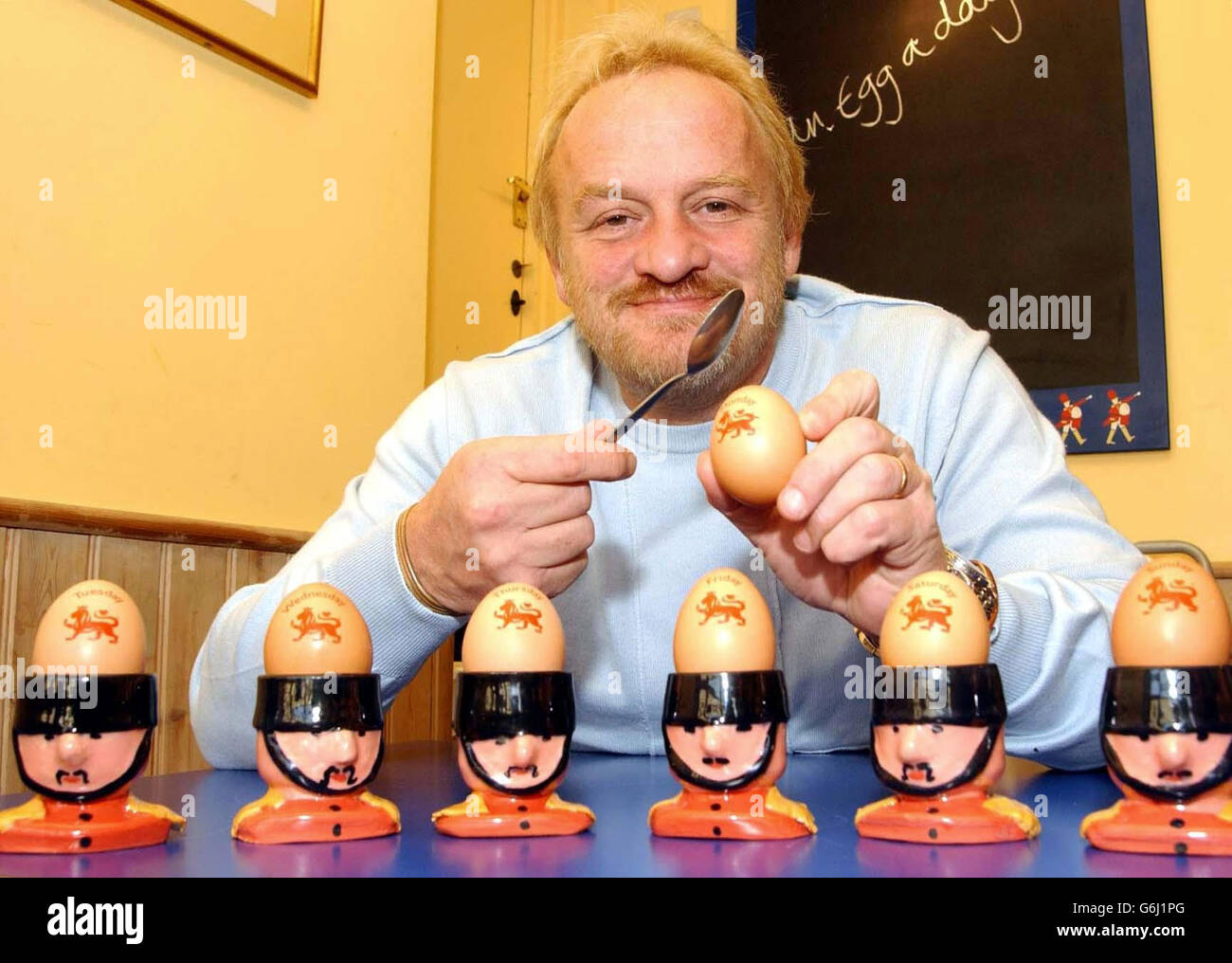Der Starkoch Anthony Worrall Thompson posiert für Fotografen während des Starts von "Egg A Day", der Kampagne für die British Egg Week im Boiled Egg and Soldiers Cafe in Clapham, London. Die British Egg Week dauert vom 6. Bis 12. Oktober. Stockfoto