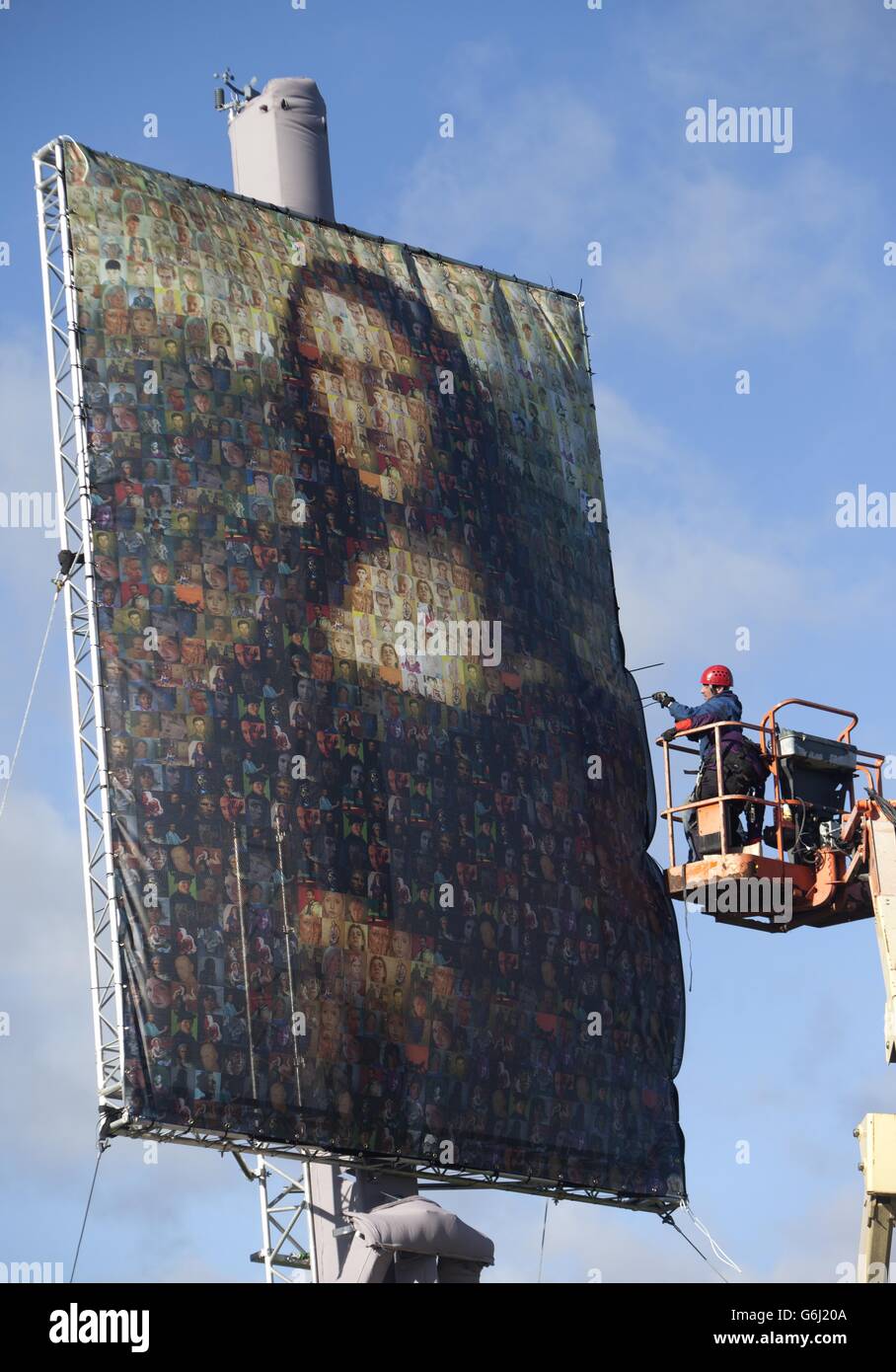 Eine 14 Meter hohe Staffelei mit einer fünf Meter x sieben Meter großen Leinwand der Mona Lisa, die aus 83 individuellen Selbstporträts von Teilnehmern in der engeren Auswahl entstand, wird anlässlich des Starts des „Portrait Artist of the Year“-Wettbewerbs von Sky Arts auf Clapham Common im Süden Londons gezeigt. Stockfoto