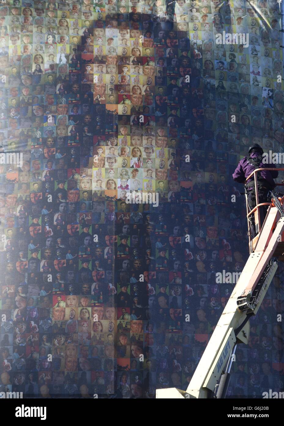 : EINE 14 Meter hohe Staffelei mit einer fünf Meter x sieben Meter großen Leinwand der Mona Lisa, die aus 83 individuellen Selbstporträts von den Teilnehmern der Shortlist entstand, wird auf Clapham Common in Süd-London gezeigt, um den Start des Sky Arts' Portrait Artist of the Year Wettbewerbs zu markieren. Stockfoto